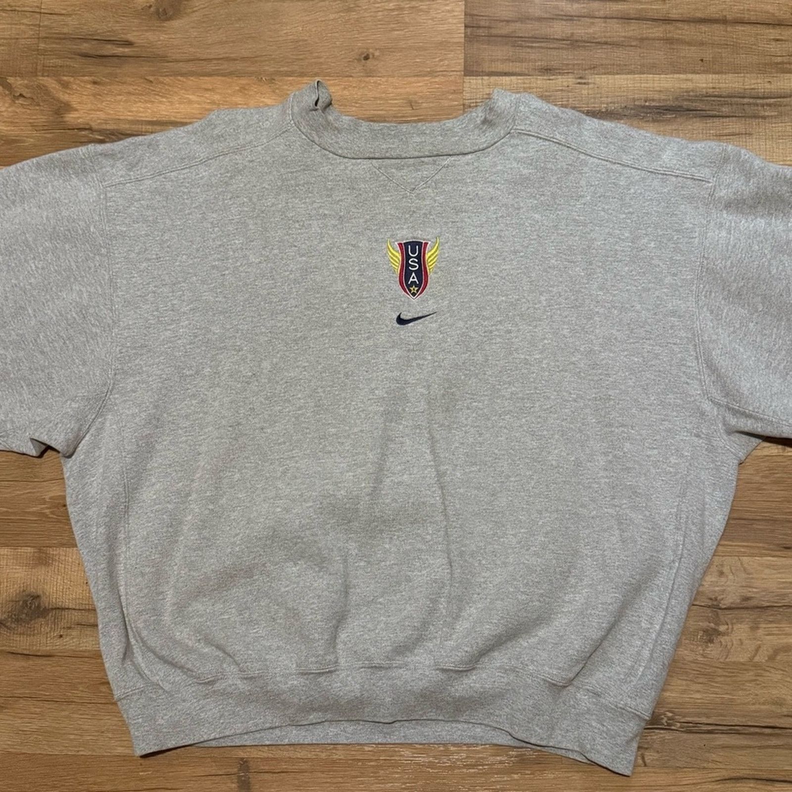Nike Y2K Nike Team USA Track And Field Center Swoosh Crewneck Size US L / EU 52-54 / 3 - 3 Thumbnail