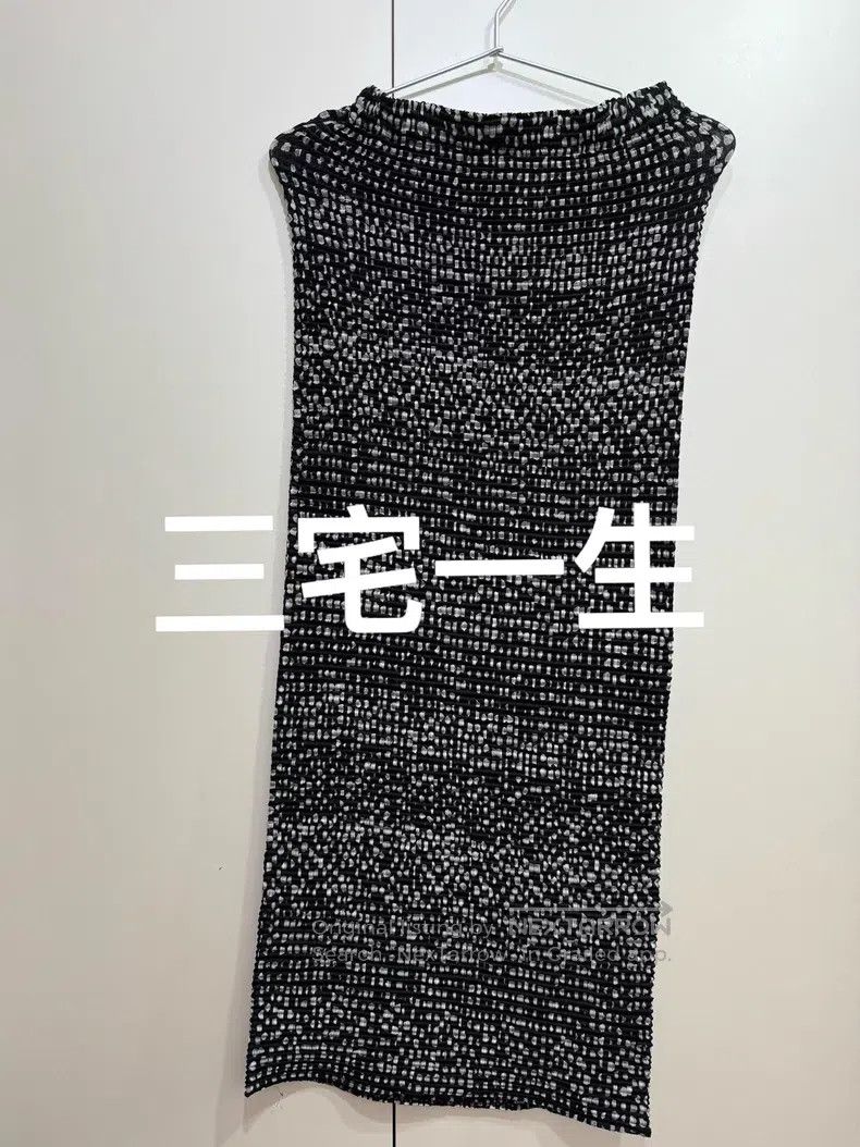 Issey Miyake Issey Miyake Pleated Black Midi Skirt Size 25" / US 0 / IT 36 - 2 Thumbnail