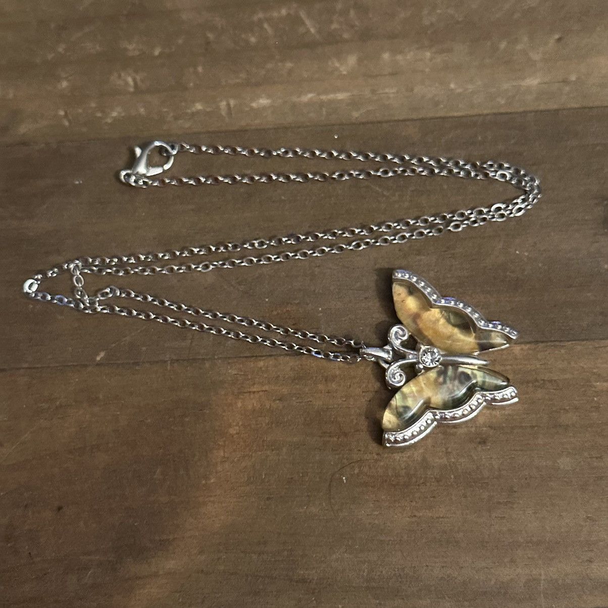 Other Silver tone abalone butterfly pendant necklace Size ONE SIZE - 2 Thumbnail