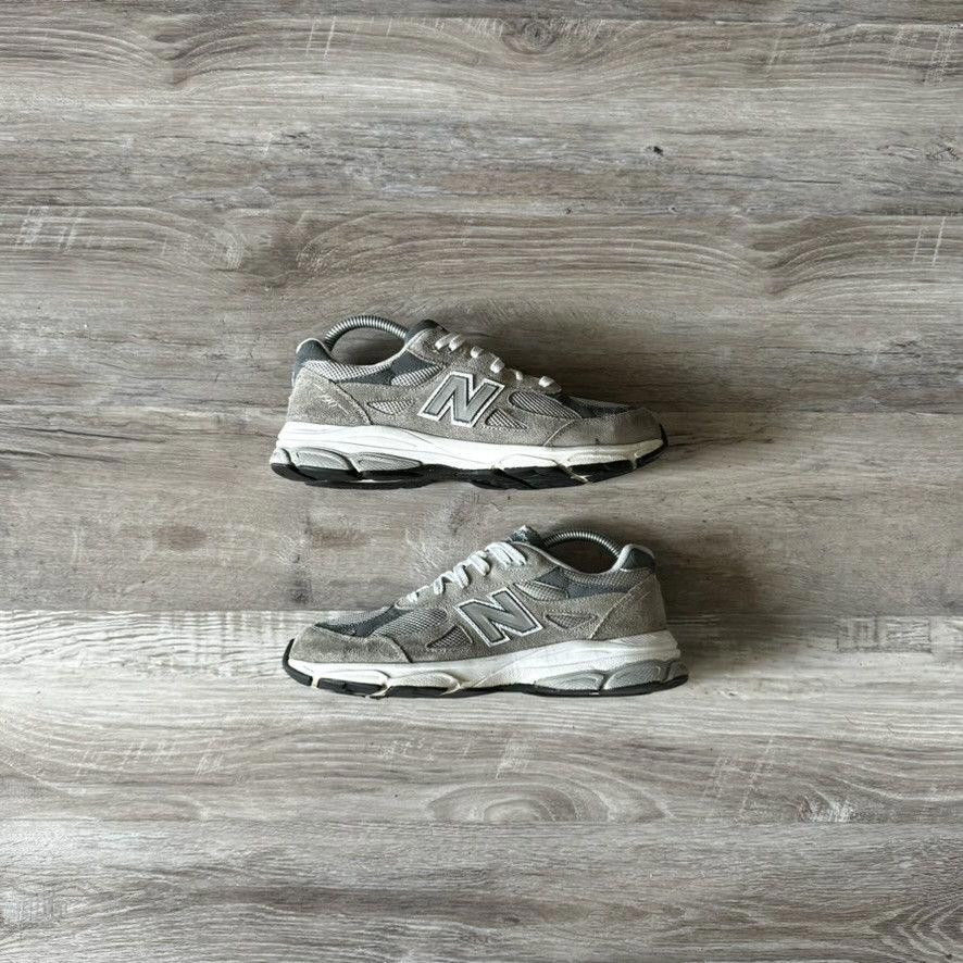 New Balance NEW BALANCE • 990v3 Big Kid "Grey" (7M) Size US 7 / EU 40 - 1 Thumbnail