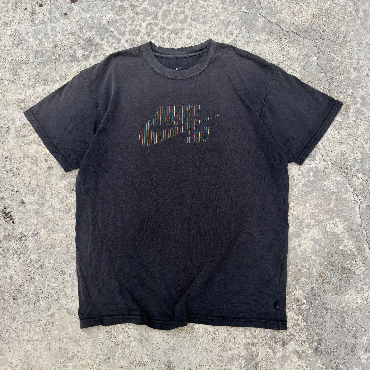 Nike SB Nike SB Big Logo Tee Nice Distressed Sunfaded Design Tee Size US L / EU 52-54 / 3 - 1 Thumbnail
