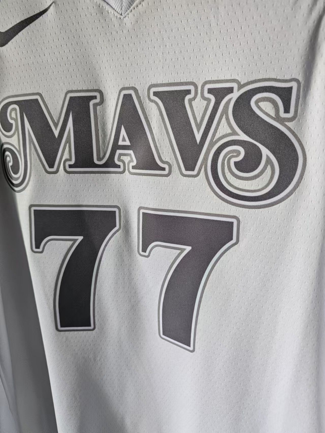 NBA Dallas Mavericks 77 Luka Dončić Jersey City Edition Size US M / EU 48-50 / 2 - 3 Thumbnail