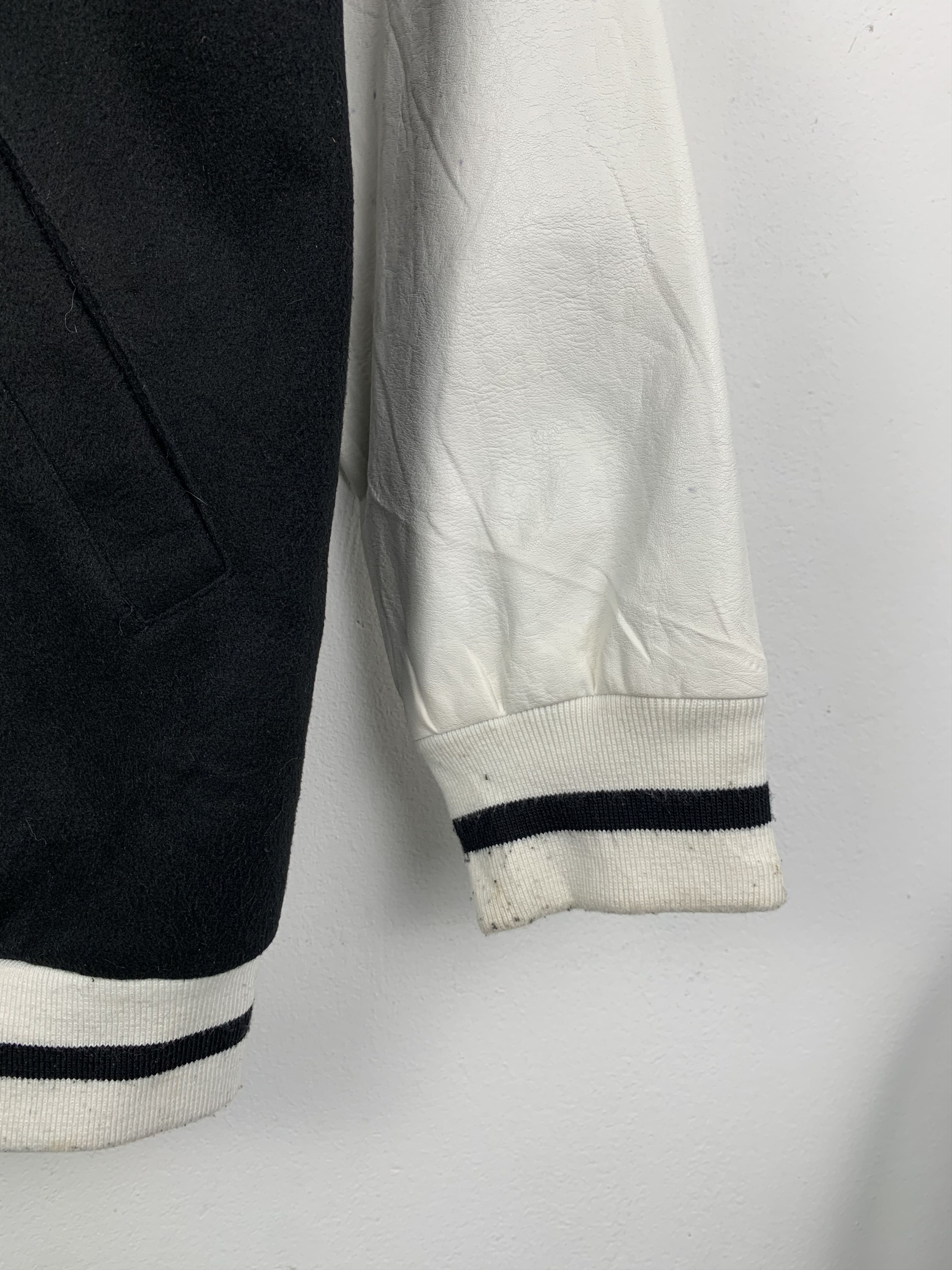 Japanese Brand Vintage Japanese Brand Sleeve Leather Varsity Jacket V0534 Size US M / EU 48-50 / 2 - 5 Thumbnail