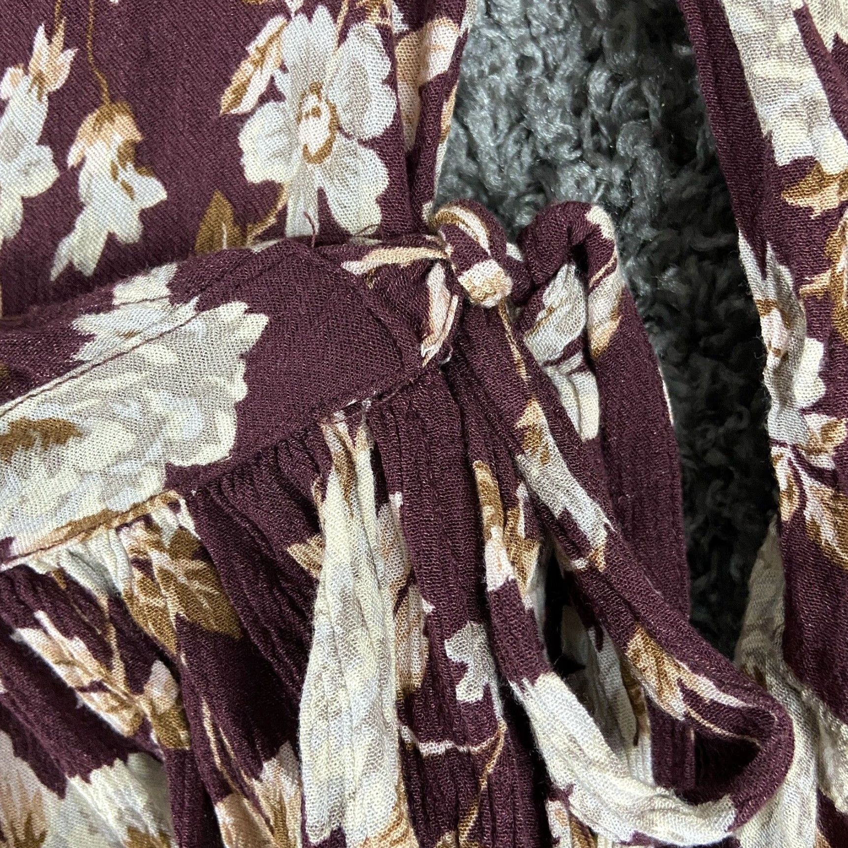 American Eagle Outfitters American Eagle Bohemian Floral Bell Sleeve Blouse Women's Small Red Size S / US 4 / IT 40 - 4 Thumbnail