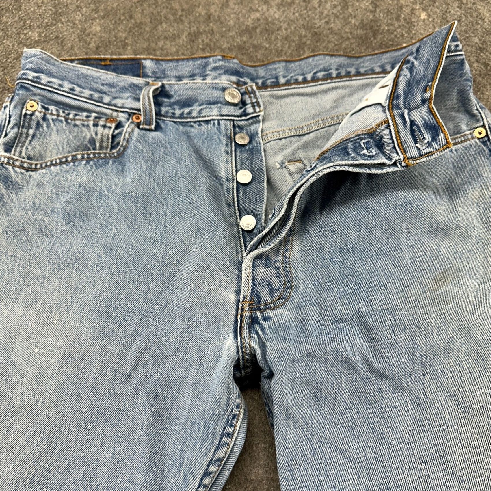 Levi's VINTAGE Levi's 501 Jeans Men 32x29 Blue Straight Regular Light Hemmed USA 90s Size US 34 / EU 50 - 2 Thumbnail