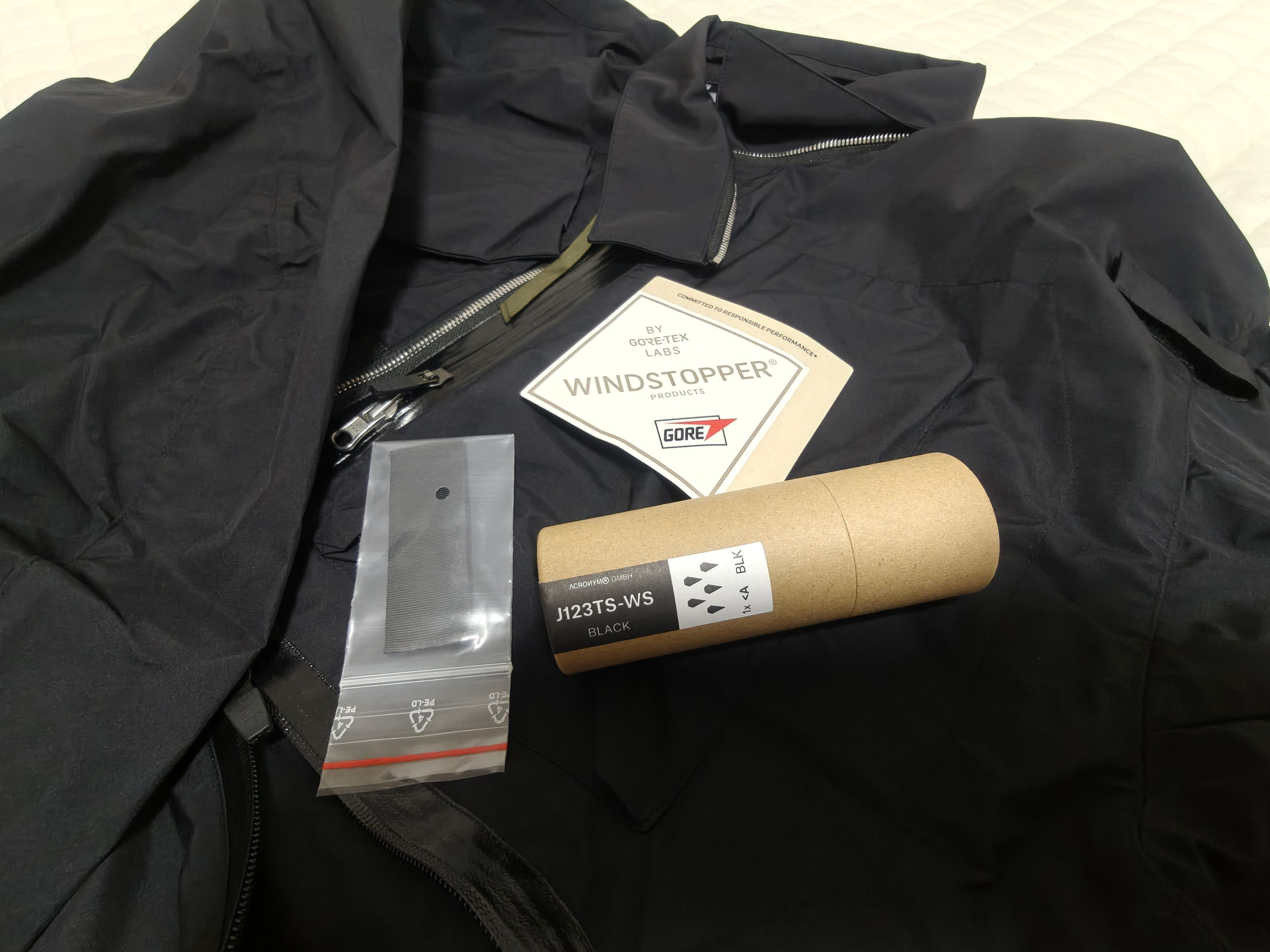Acronym Acronym J123TS-WS 3L Windstopper® Tec Sys Interops Jacket Size US S / EU 44-46 / 1 - 15 Thumbnail