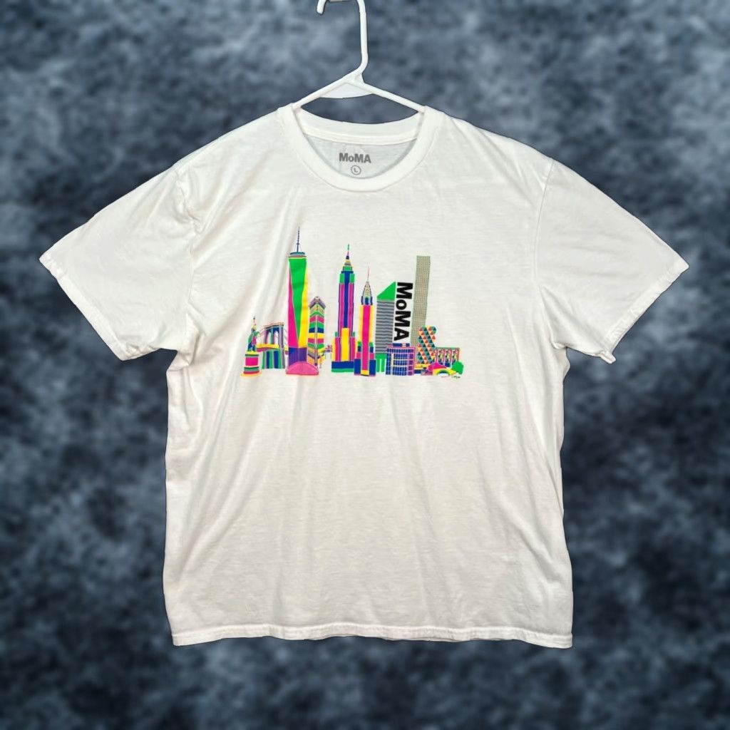MoMA MOMA T-Shirt Mens Large White Colorful New York City Skyline Shirt Adult Large Mens White T-Shirt NYC Skyline 2020s Size US L / EU 52-54 / 3 - 1 Thumbnail