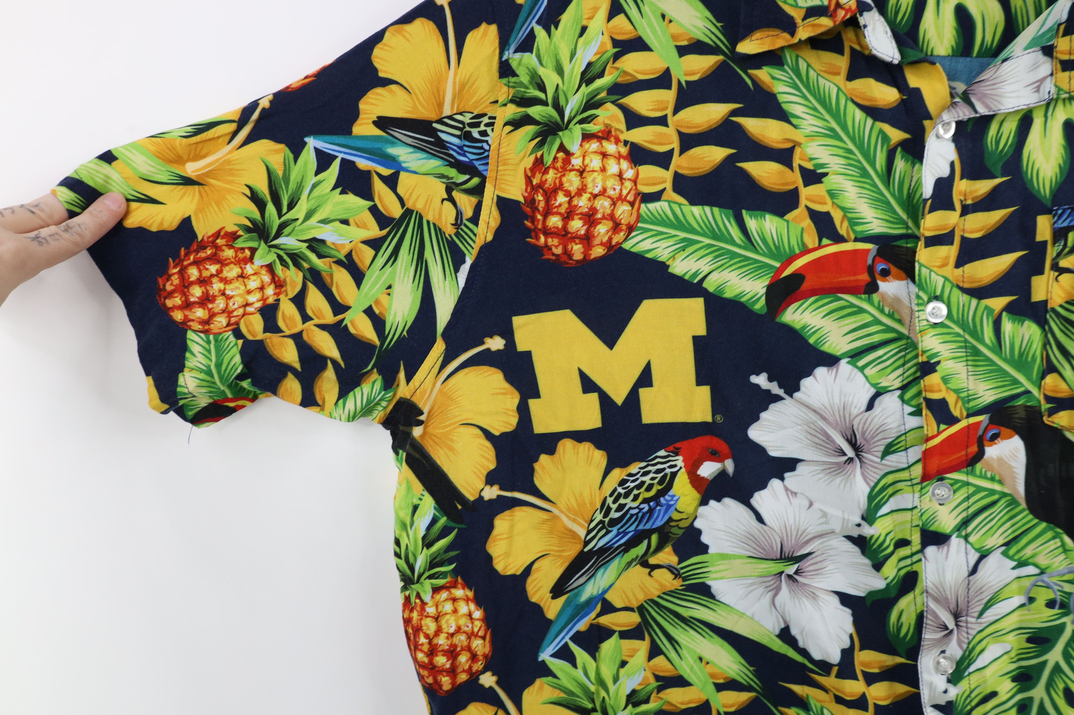Vintage Vintage 90s University of Michigan Hawaiian Button Shirt Size US XL / EU 56 / 4 - 5 Thumbnail
