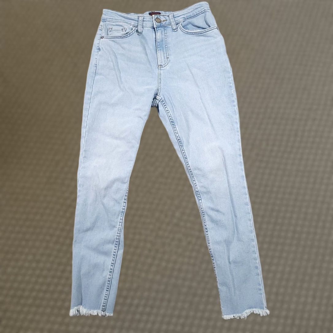 Lee Lee Jeans Women's 8 M Light Wash Stretch Mid Rise Denim Capri Crop 26.5" Raw Hem Jeans Size 30" / US 8 / IT 44 - 1 Thumbnail
