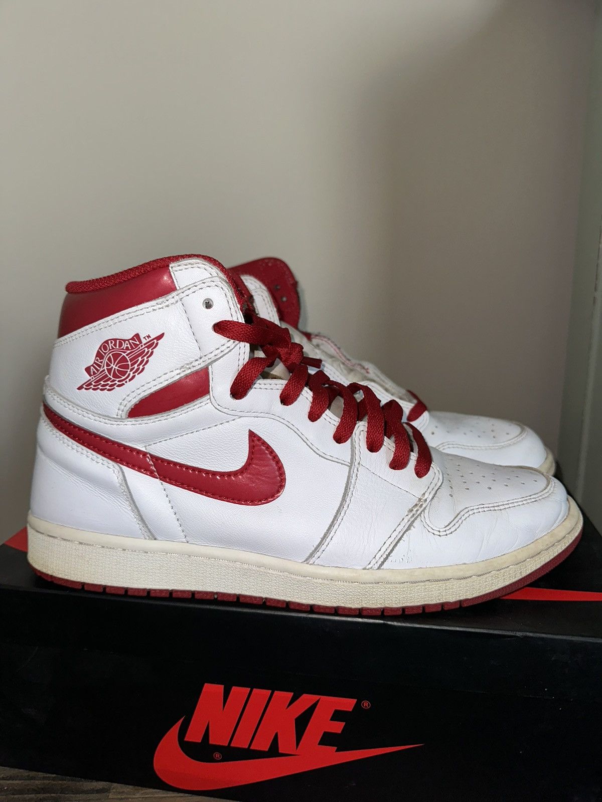 Jordan Brand × Nike Jordan 1 Metallic Red Size US 11 / EU 44 - 2 Thumbnail