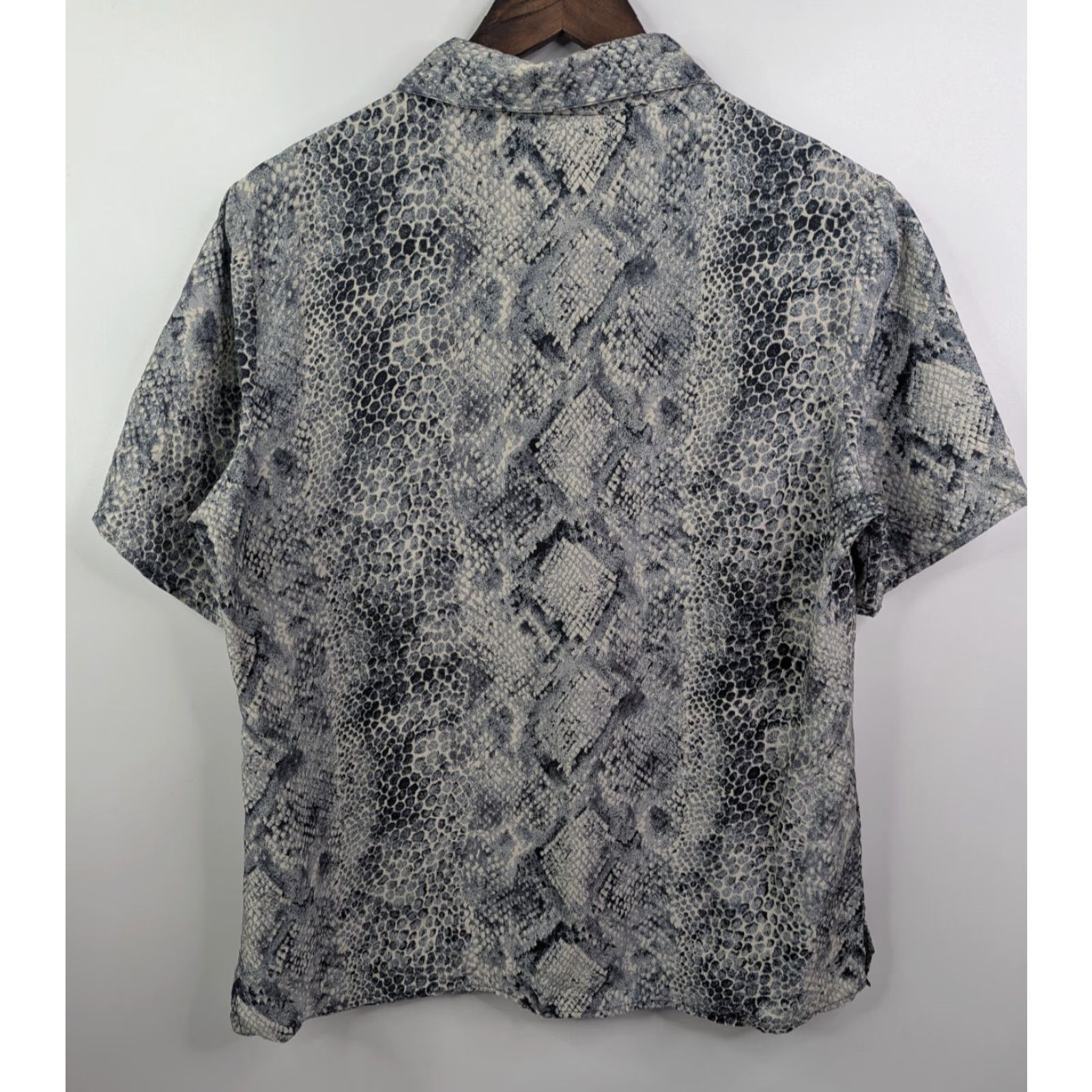 Skin Anna & Frank Shirt Blouse Silk Knit Animal Print Gray L Womens Short Sleeve Collared Button Loop Vintage 90s Size L / US 10 / IT 46 - 3 Thumbnail