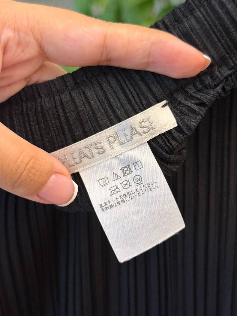 Issey Miyake Issey Miyake size:4 Black pleated basic straight skirt and Size 31" - 2 Thumbnail