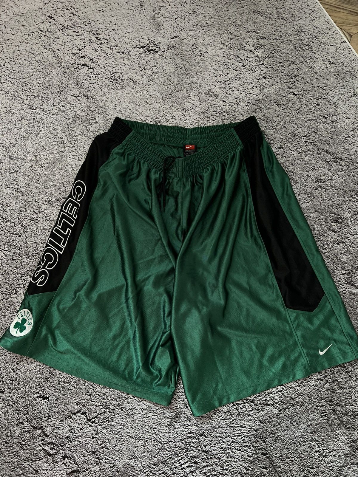 NBA × Nike × Vintage VTG 90’s Boston Celtics NBA nike vintage shorts Size US 38 / EU 54 - 1 Thumbnail