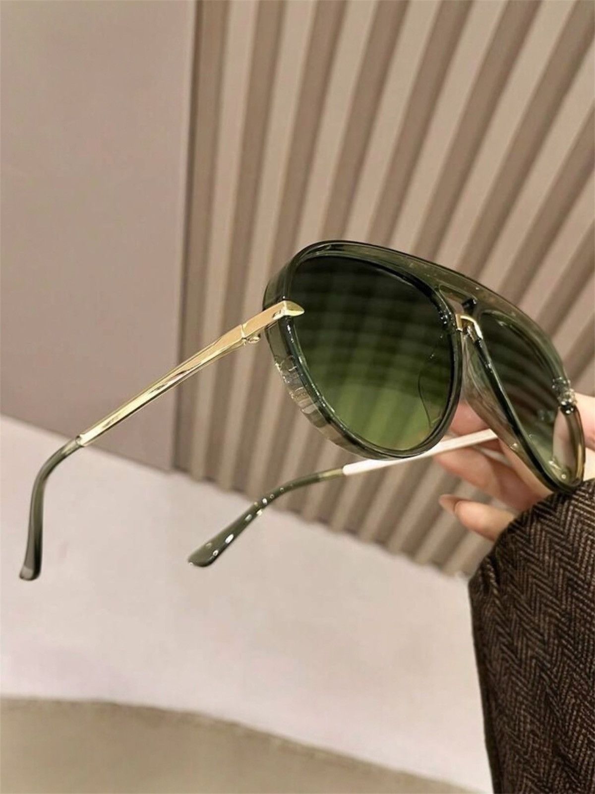 Other Women Oversized Green Gradient Sunglasses Gold Frame Fashion Size ONE SIZE - 2 Thumbnail