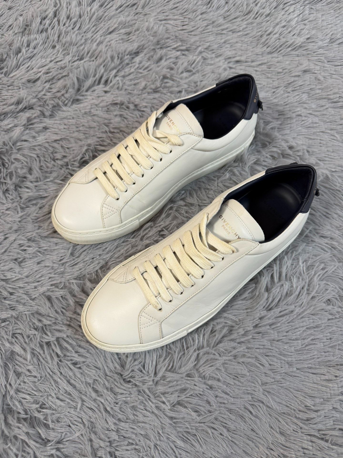 Givenchy Givenchy White Lowtop Sneakers 7.5 Men Size US 7.5 / EU 40-41 - 1 Thumbnail