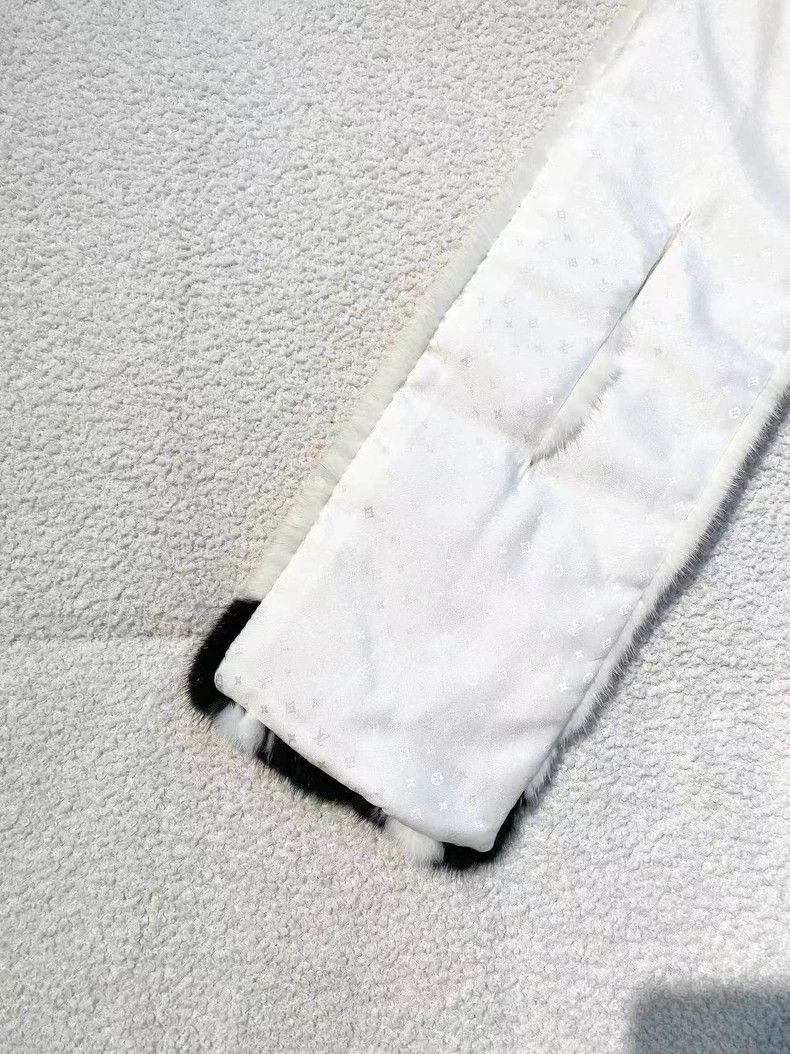 Louis Vuitton Louis Vuitton Black and white mink print scarf Size ONE SIZE - 5 Thumbnail