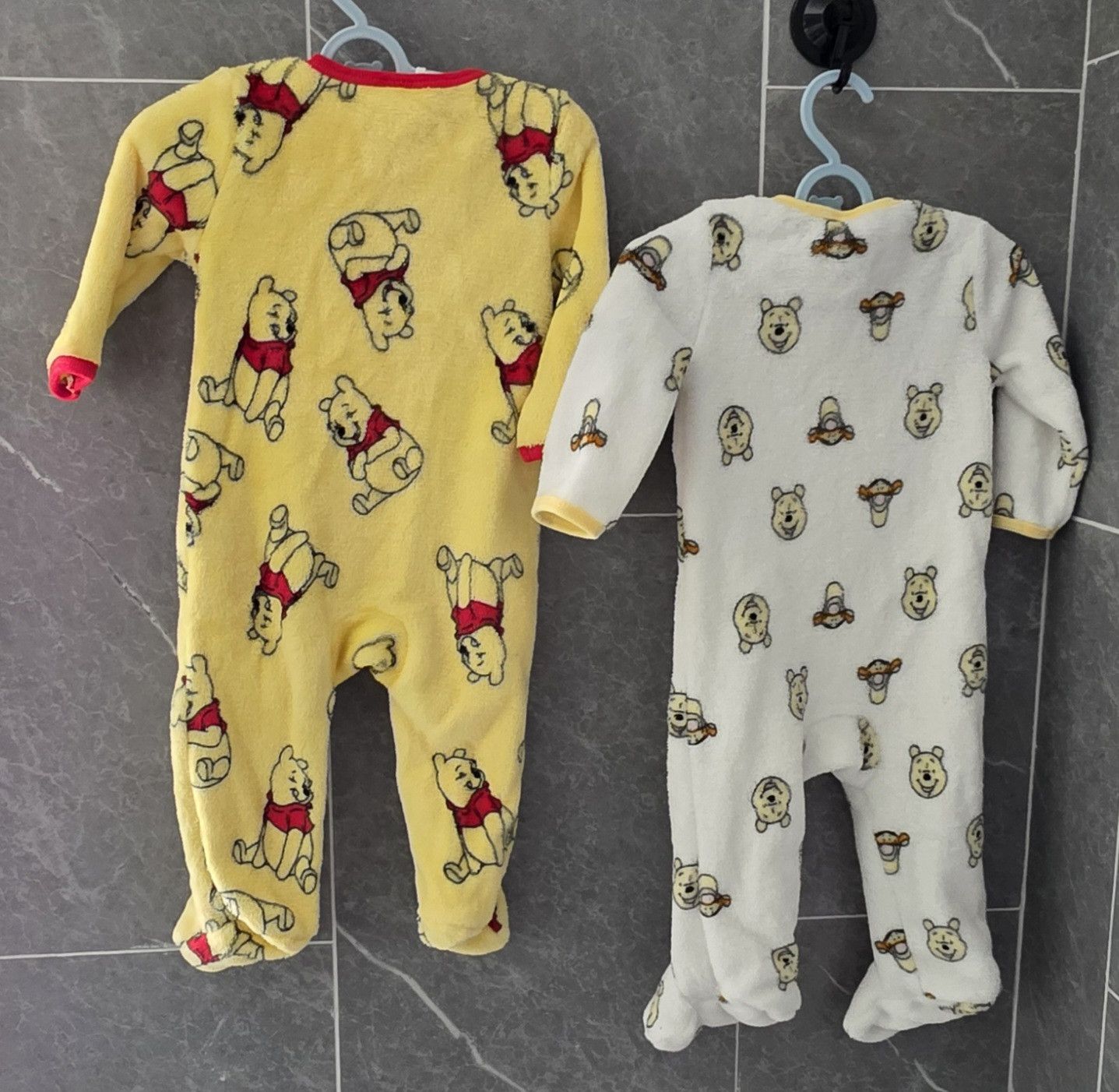 Disney NWOT Disney Baby Pooh Tigger Fleece 2 Footies 6-9 Mo Size XXS / US 00 / IT 34 - 2 Thumbnail