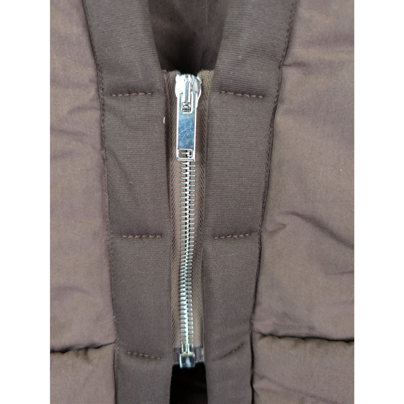 Jacquemus o1rshd1 'Le Gilet Carozzu' padded vest in dark brown Size US L / EU 52-54 / 3 - 8 Thumbnail
