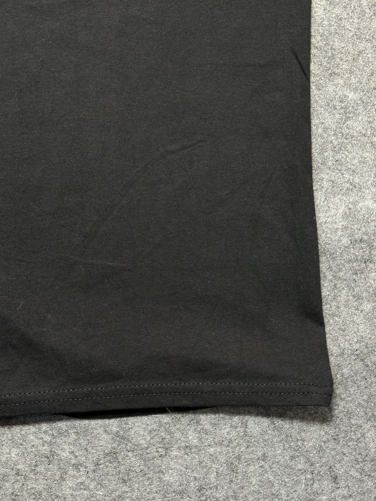 Vintage Vintage 90s black crewneck T-shirt a front pocket. Size US M / EU 48-50 / 2 - 7 Thumbnail