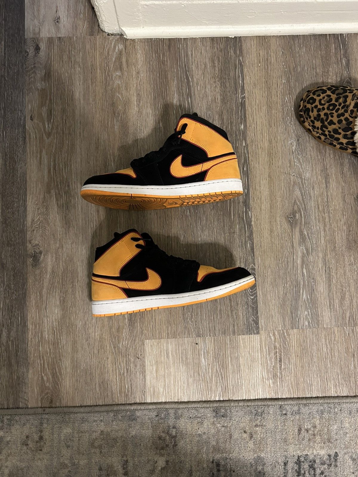 Nike Air Jordan 1 Mid SE ‘Vivid Orange’ Size US 11 / EU 44 - 2 Thumbnail