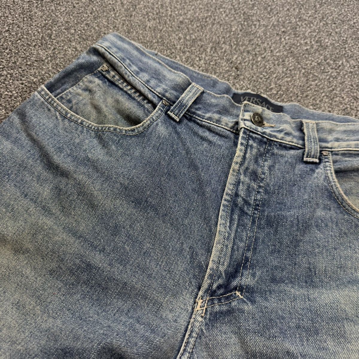 Versace Jeans Couture Vintage 90s Baggy Fit Versace Heavy Fade Denim Made in Italy Size US 34 / EU 50 - 13 Thumbnail