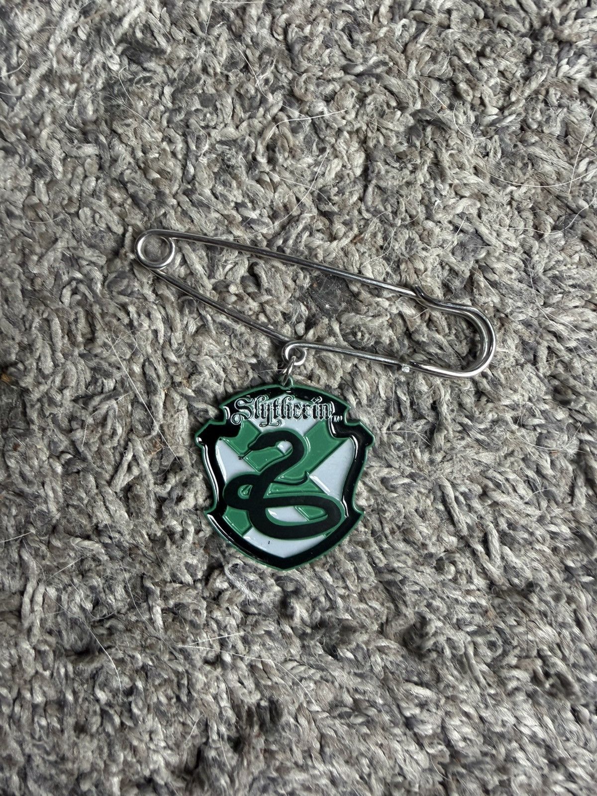 Warner Bros Harry Potter Slytherin House Crest Pin Size ONE SIZE - 1 Thumbnail