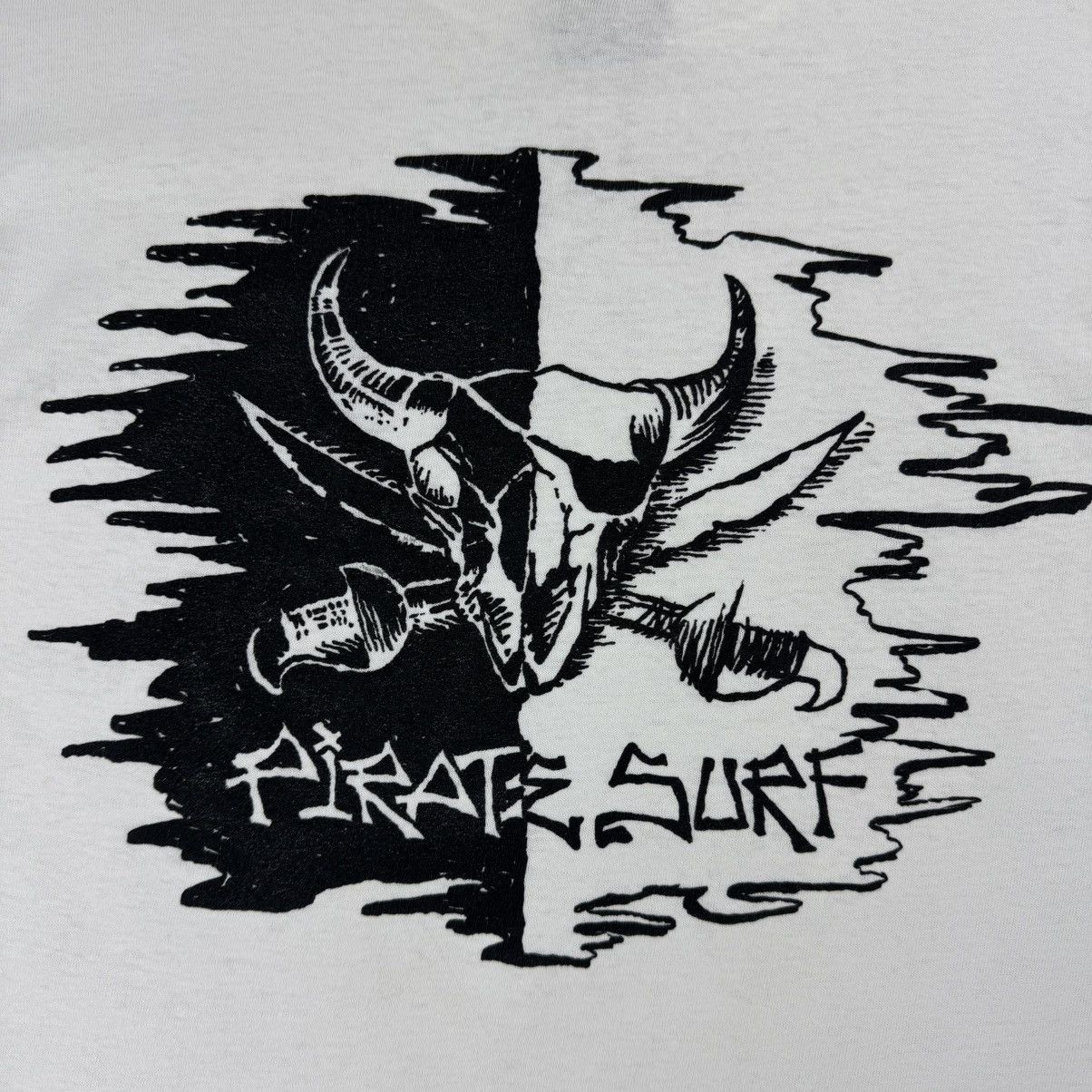 Vintage Vintage Distress Pirate Surf T-shirt Size US M / EU 48-50 / 2 - 6 Thumbnail