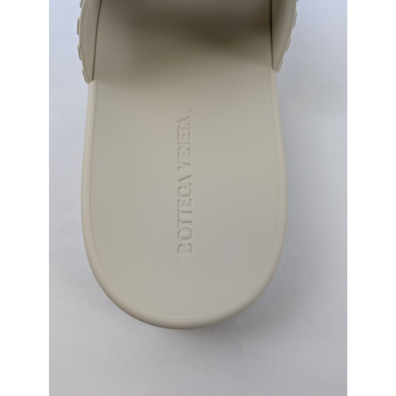 Bottega Veneta o1rshd1 Rubber Carpet Slider Sandal in Sea Salt Size US 12 / EU 45 - 9 Thumbnail