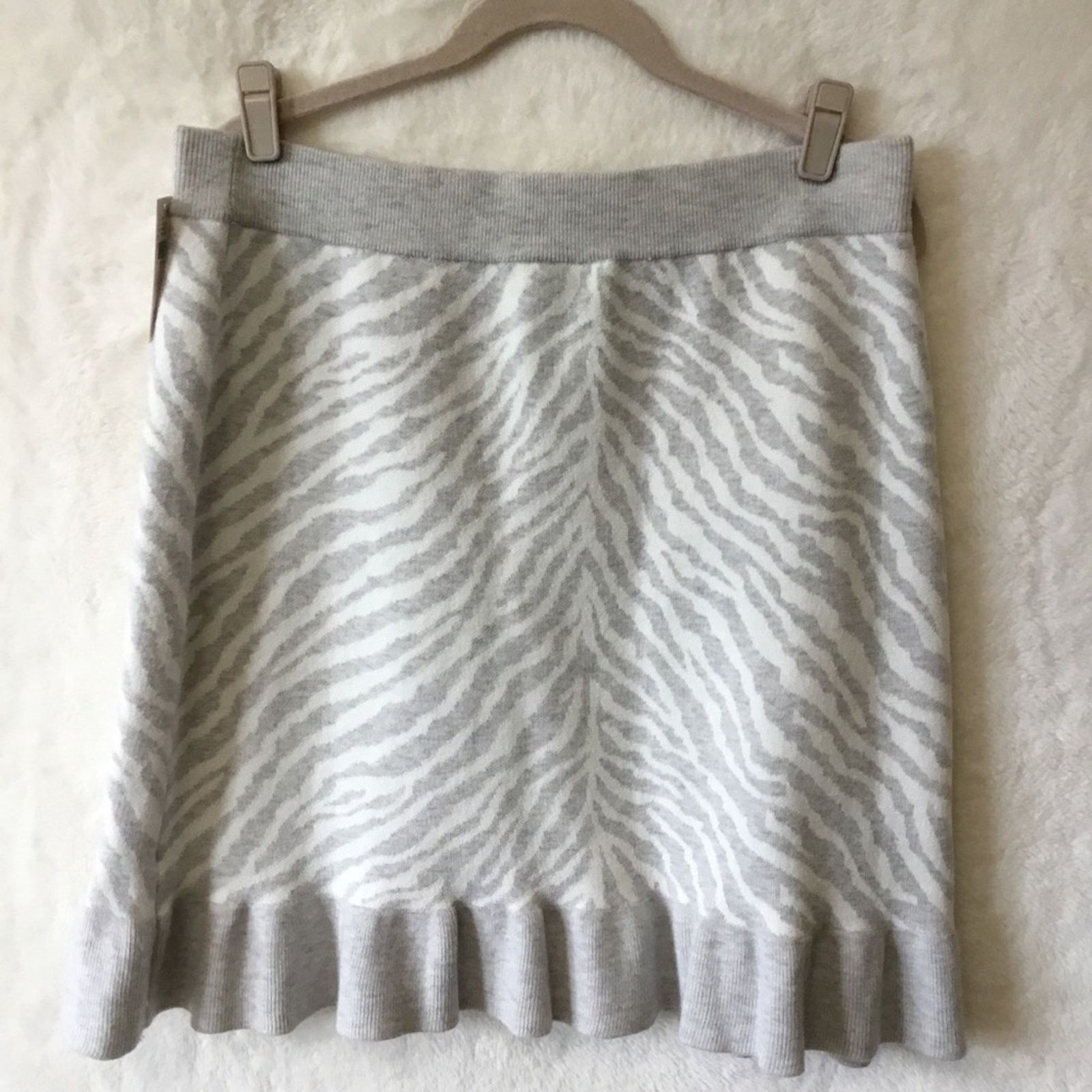 Anthropologie Anthropologie Gray Zebra Ruffled Knit Skirt Size 30" / US 8 / IT 44 - 10 Thumbnail