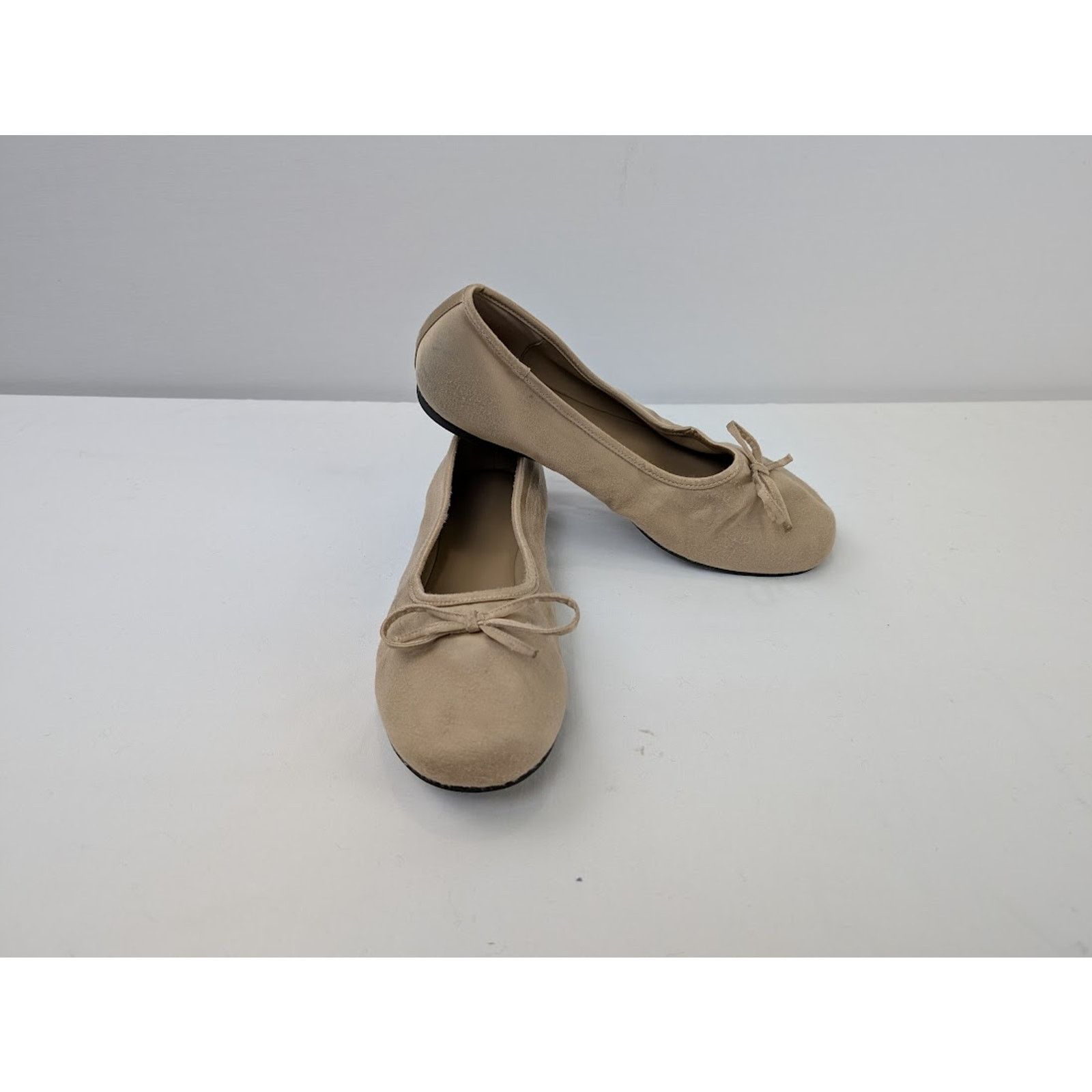 Balenciaga o1rshd1 Leopold Flat Satin Mule Shoe in Light Beige Size US 7 / EU 40 - 14 Thumbnail