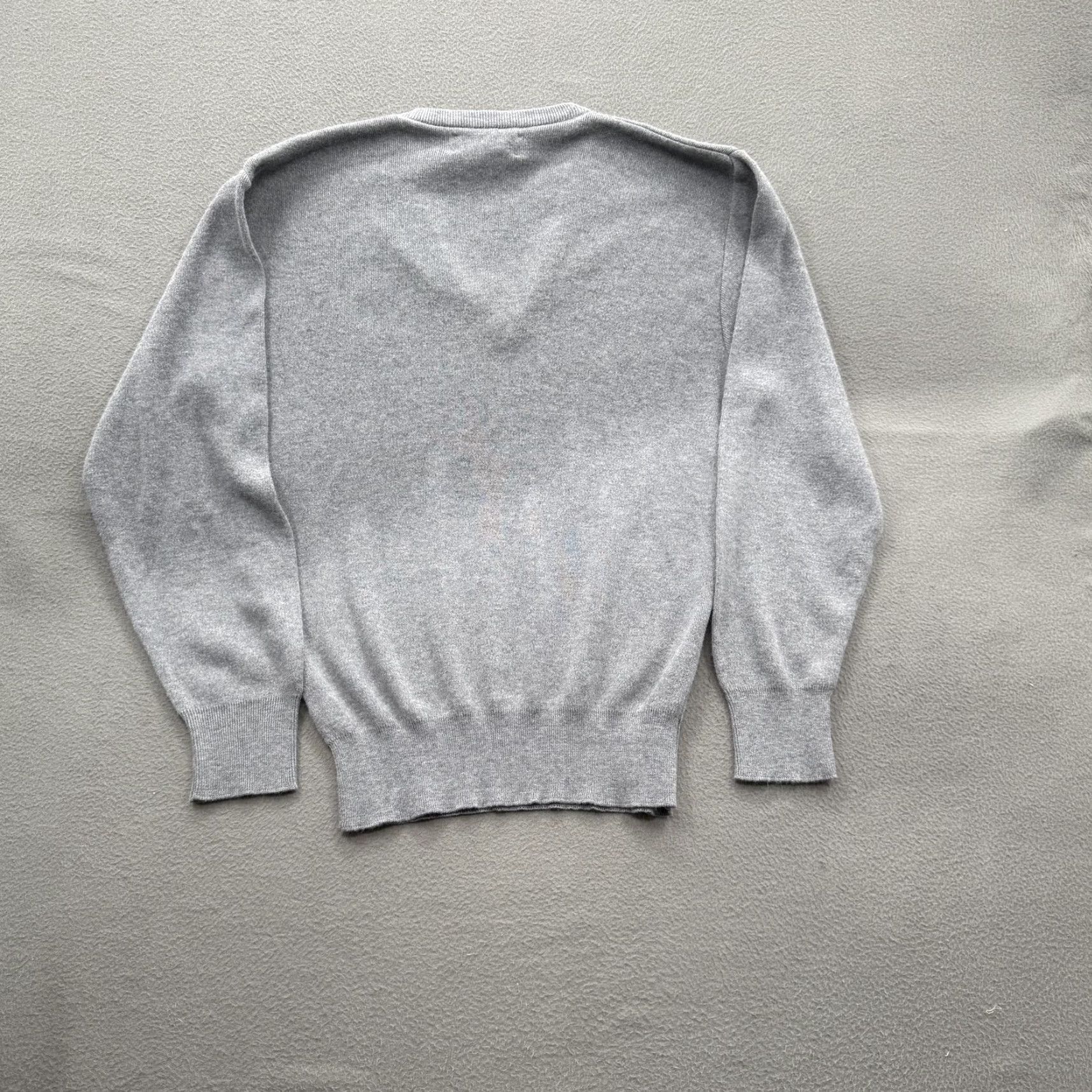 Izod VINTAGE IZOD Sweater Mens Medium Gray V-Neck Pullover Crest Made in USA 90s Size US M / EU 48-50 / 2 - 2 Thumbnail