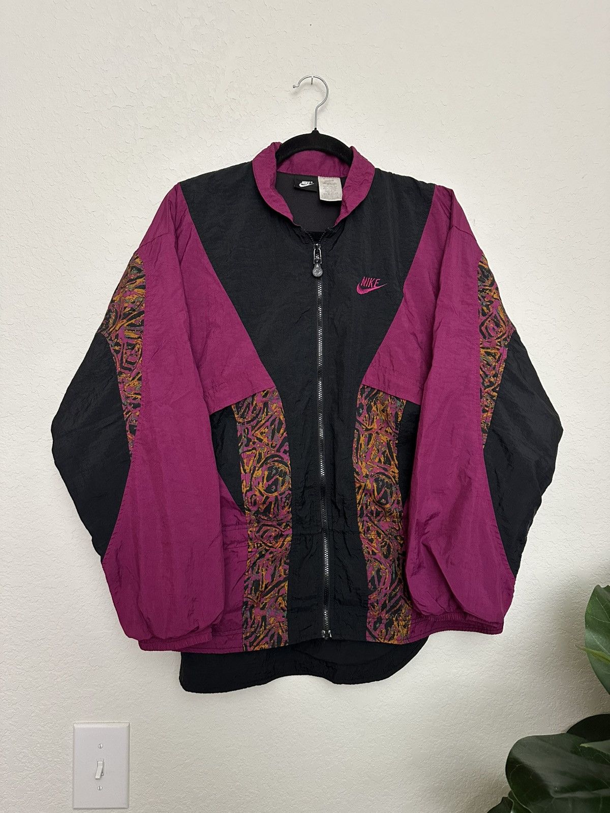 Nike × Vintage Vintage 80s Nike Size Medium Magenta Black Abstract Jacket Size US M / EU 48-50 / 2 - 2 Thumbnail