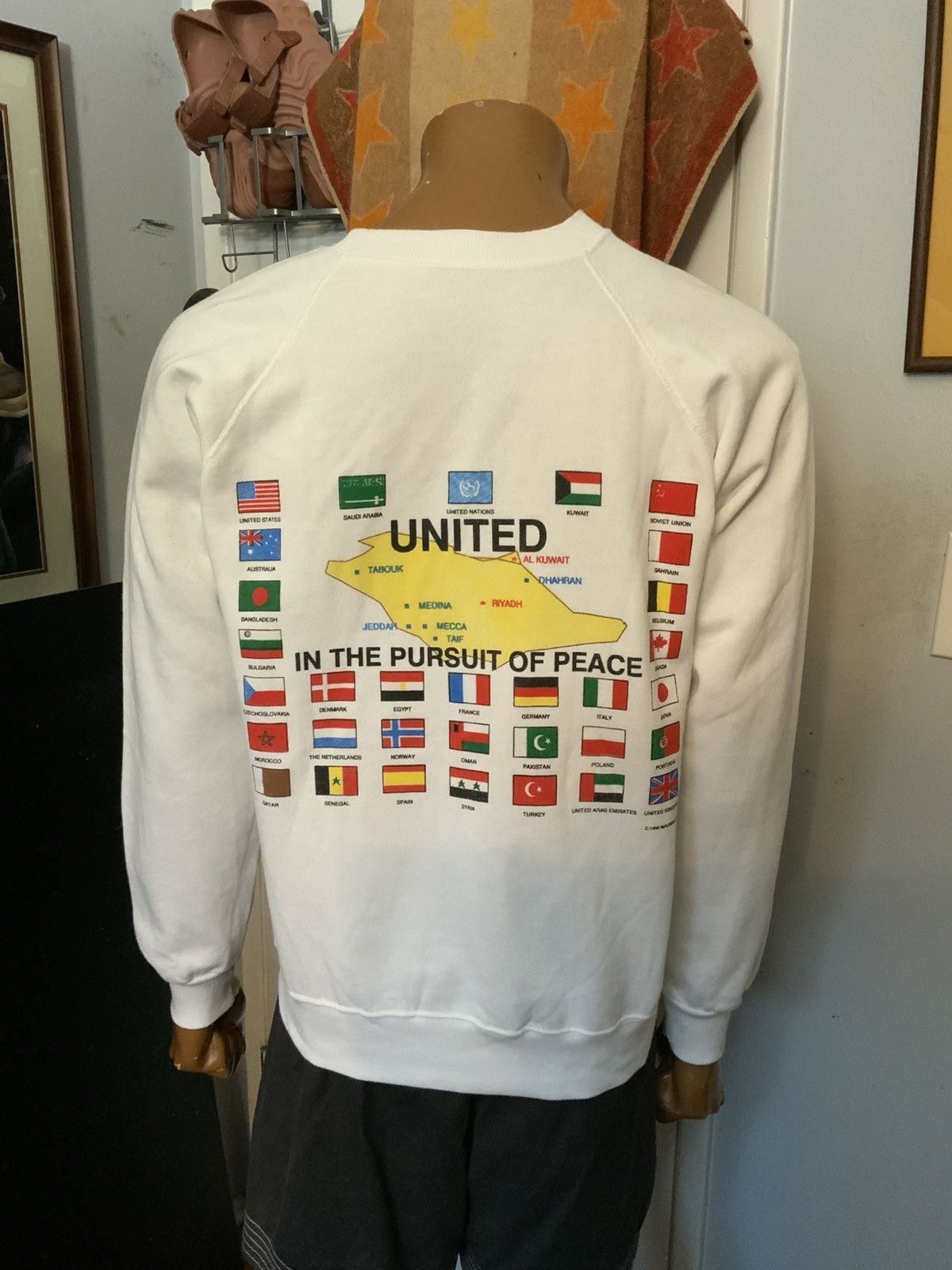 Vintage 1990 Operation Desert Storm Pursuit Peace Flags Sweatshirt Size US L / EU 52-54 / 3 - 14 Thumbnail