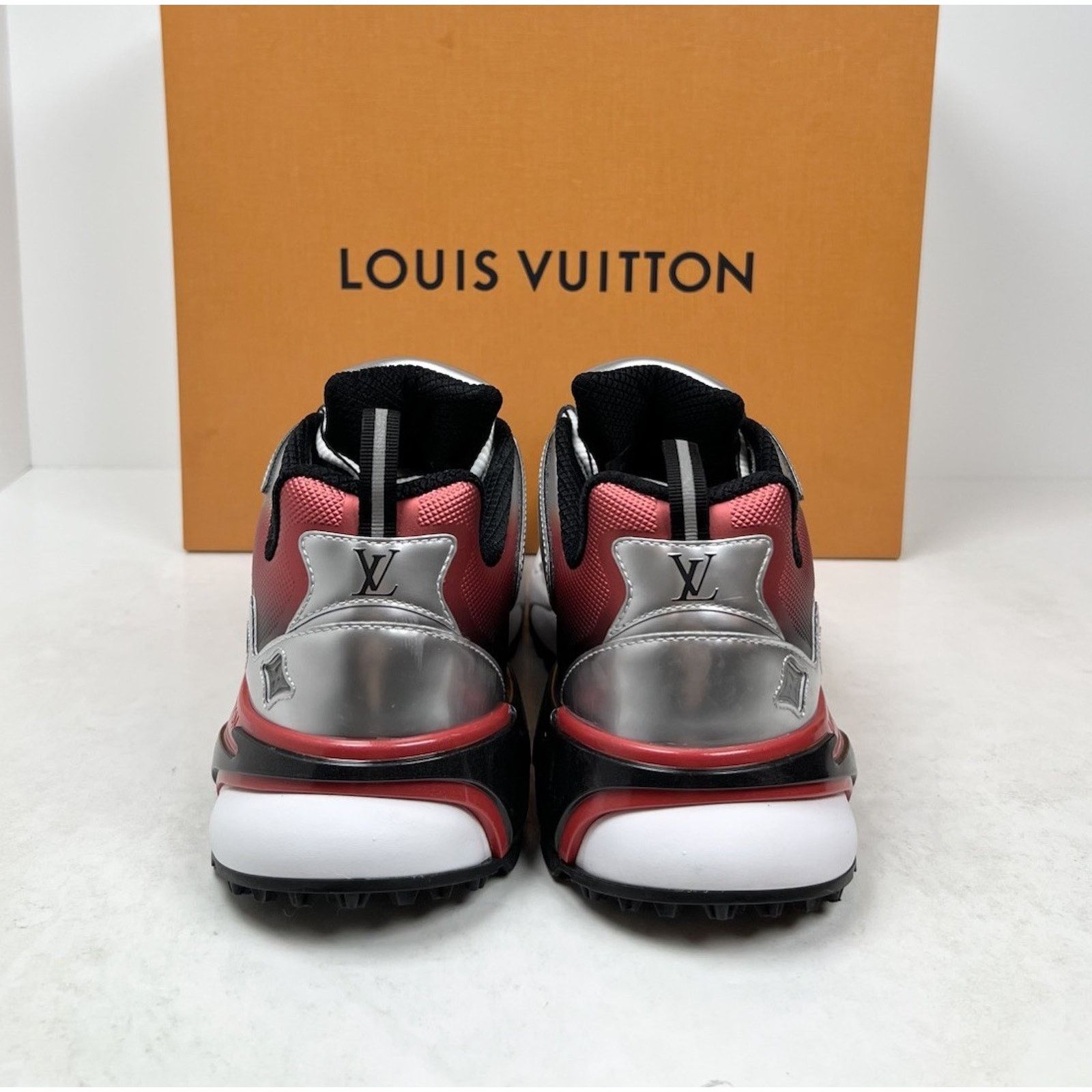Louis Vuitton Size 6LV/7US - Louis Vuitton Runner Tatic Silver Size US 7 / EU 40 - 4 Thumbnail