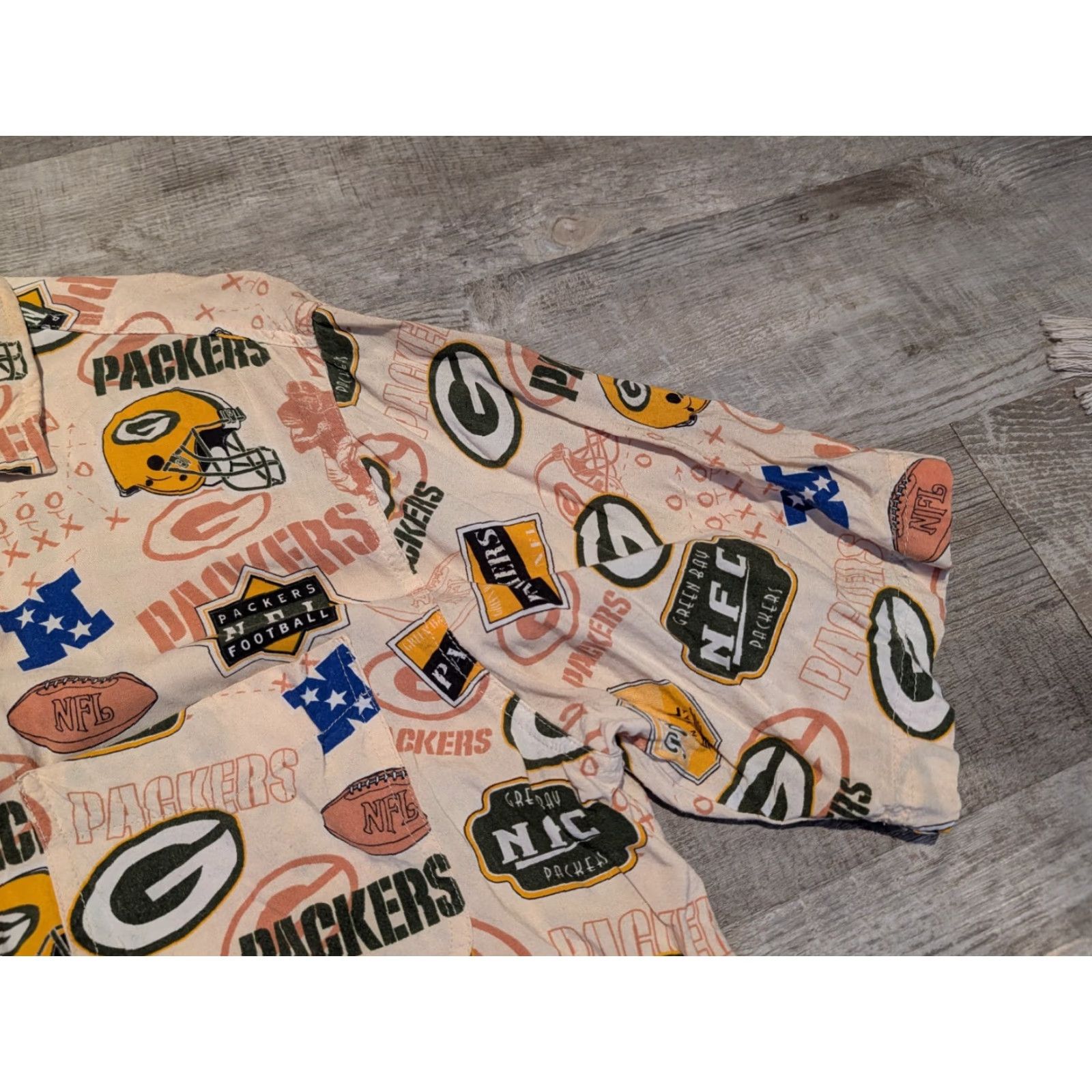 NFL VINTAGE Green Bay Packers AOP Hawaiian Shirt Mens Beige Short Sleeve Button Up Size S/M Size US S / EU 44-46 / 1 - 3 Thumbnail