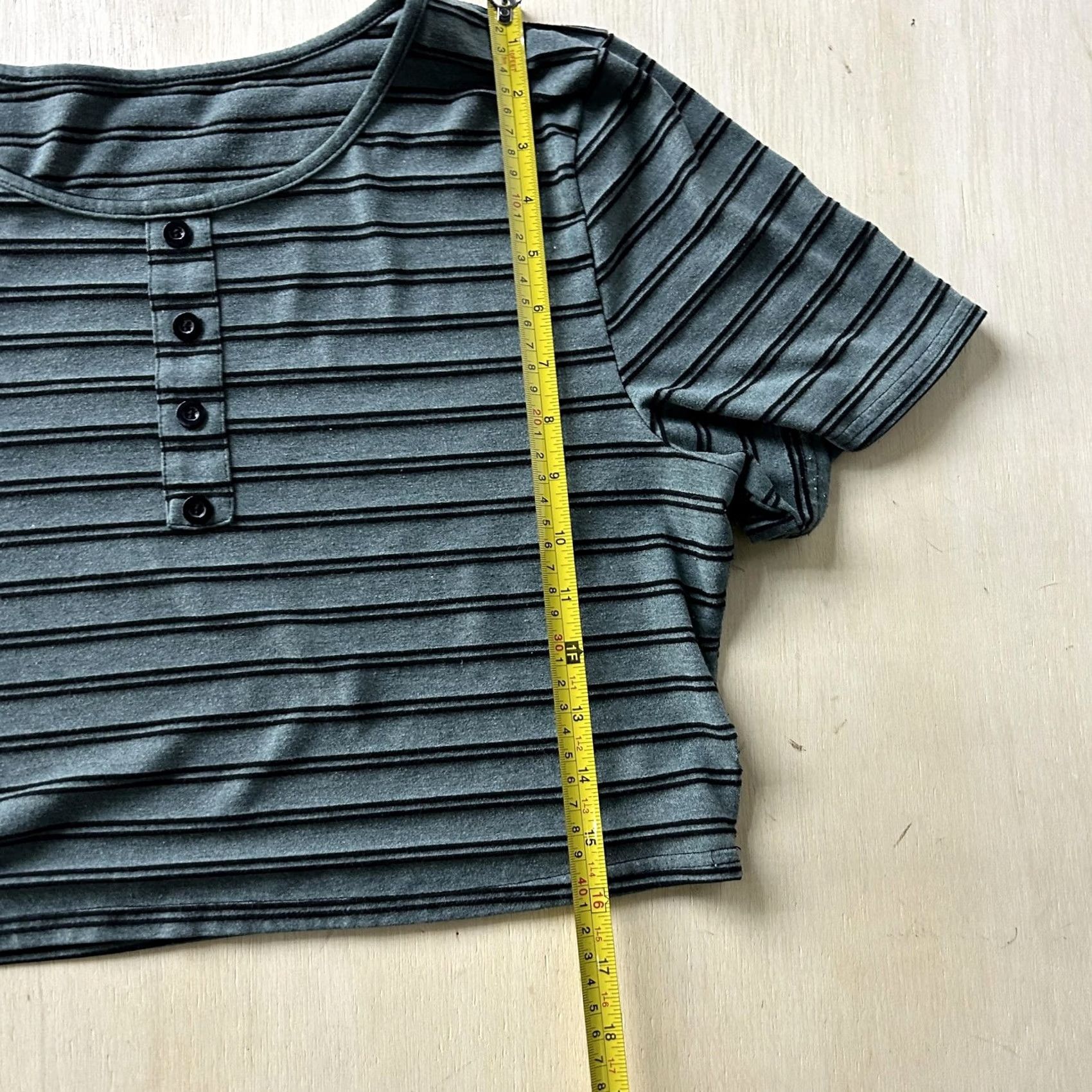 Vintage Y2K Shirt Womens Small Green Stripe Henley Scoop Neck Cropped Short Sleeve Top Size S / US 4 / IT 40 - 4 Thumbnail