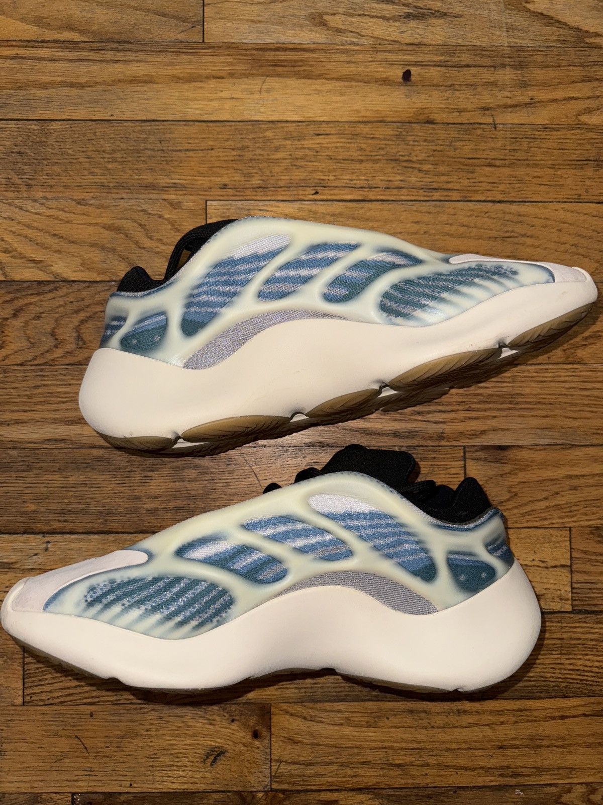 Adidas Adidas YEEZY 700 v3 Size US 9.5 / EU 42-43 - 9 Thumbnail