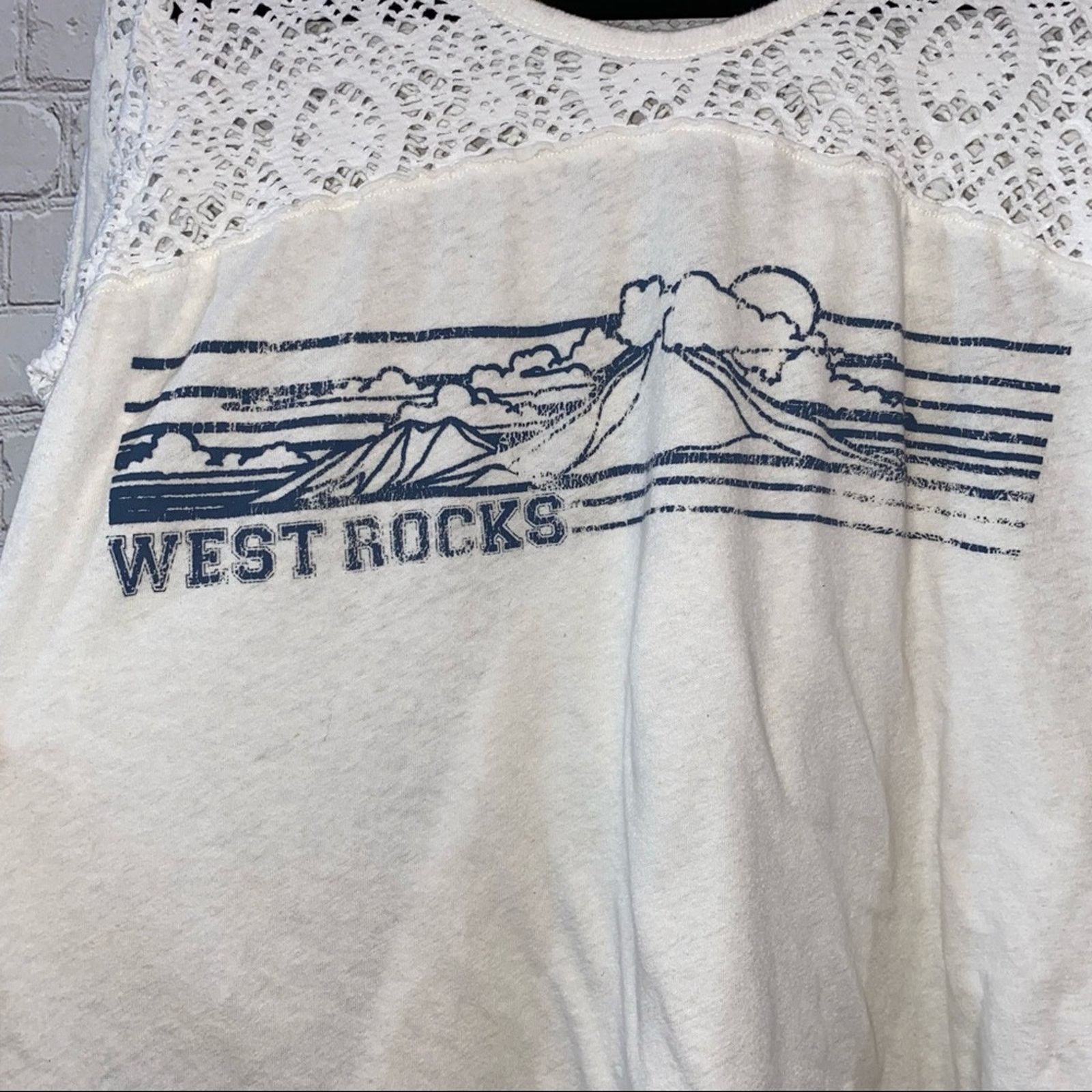Free People We The Free White Lace Upper Top with Blue Graphics Size M / US 6-8 / IT 42-44 - 2 Thumbnail