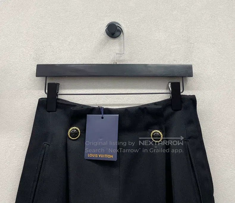 Louis Vuitton Louis Vuitton Black pleated jeweled button-down pleated sh Size 33" - 4 Thumbnail