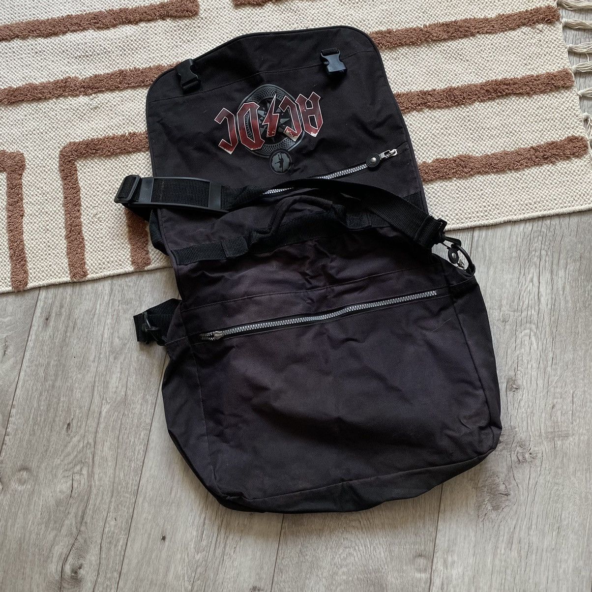 Band Tees AC/DC Y2K BIG LOGO SUNFADED CROSSBODY BAG Size ONE SIZE - 3 Thumbnail