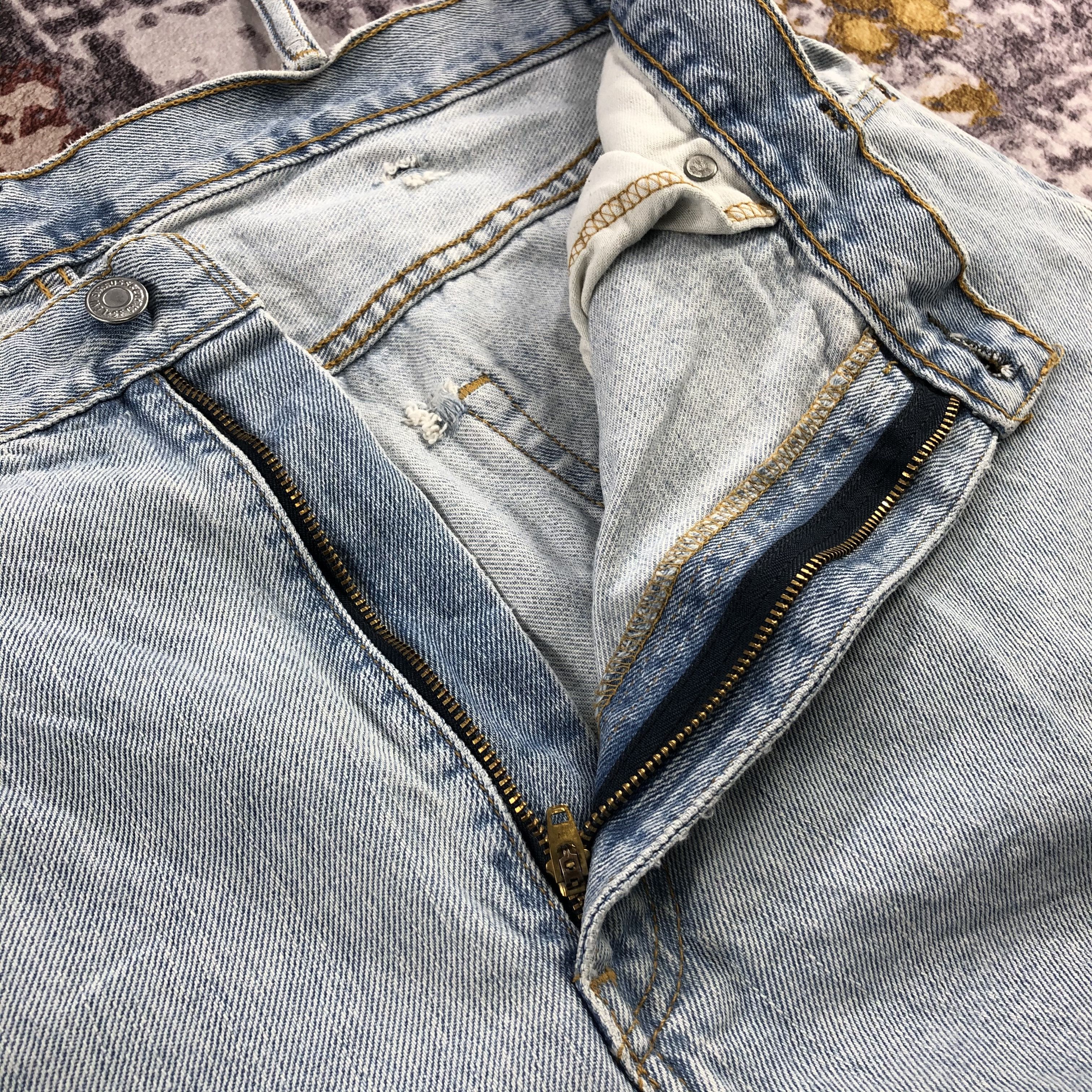Vintage Light Wash Levis Jeans-JM2526