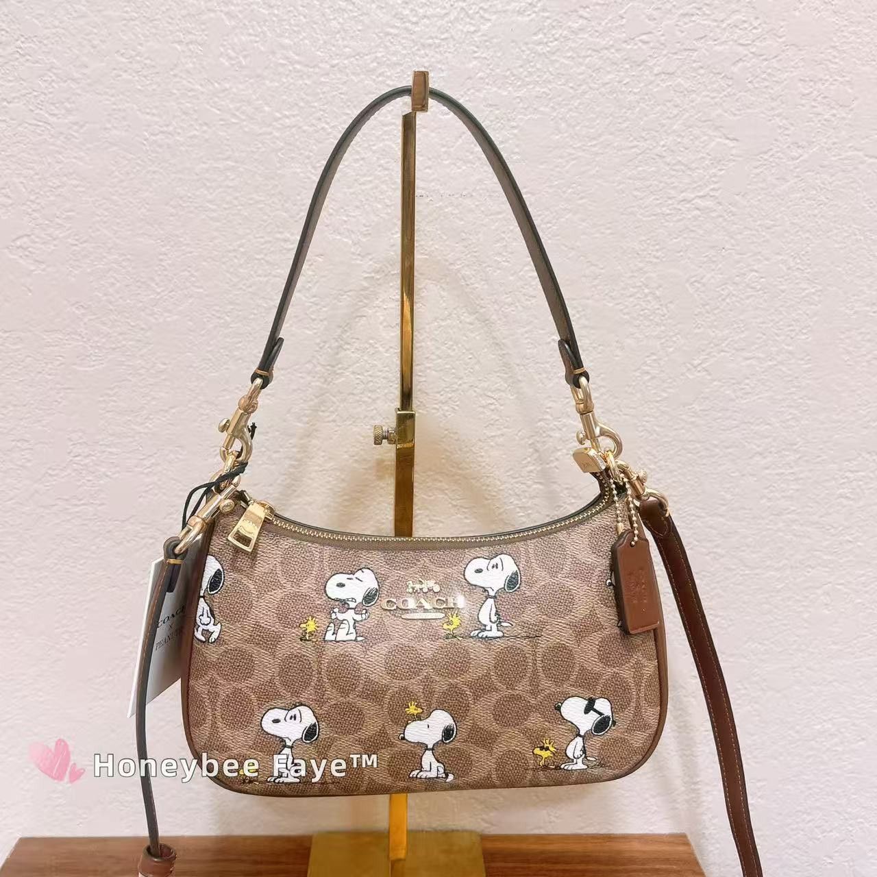 Coach Coach X Peanuts Teri Shoulder Bag With Snoopy Print CBJ88 Size ONE SIZE - 1 Thumbnail
