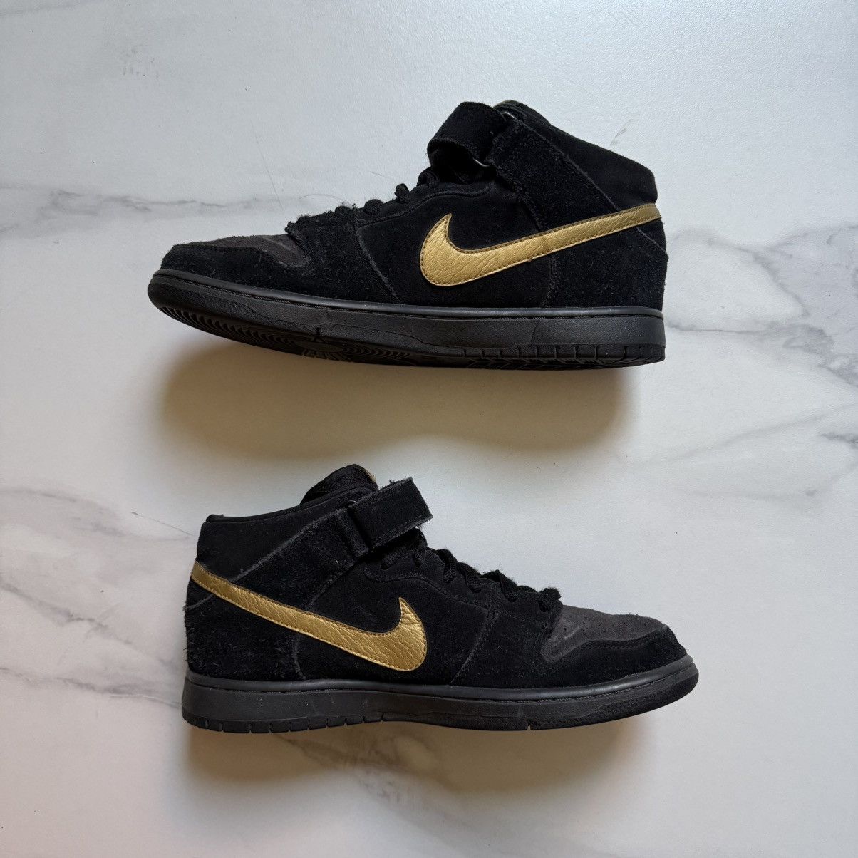 Nike SB Nike SB Dunk Mid Obsidian Metallig Gold Size US 9.5 / EU 42-43 - 2 Thumbnail