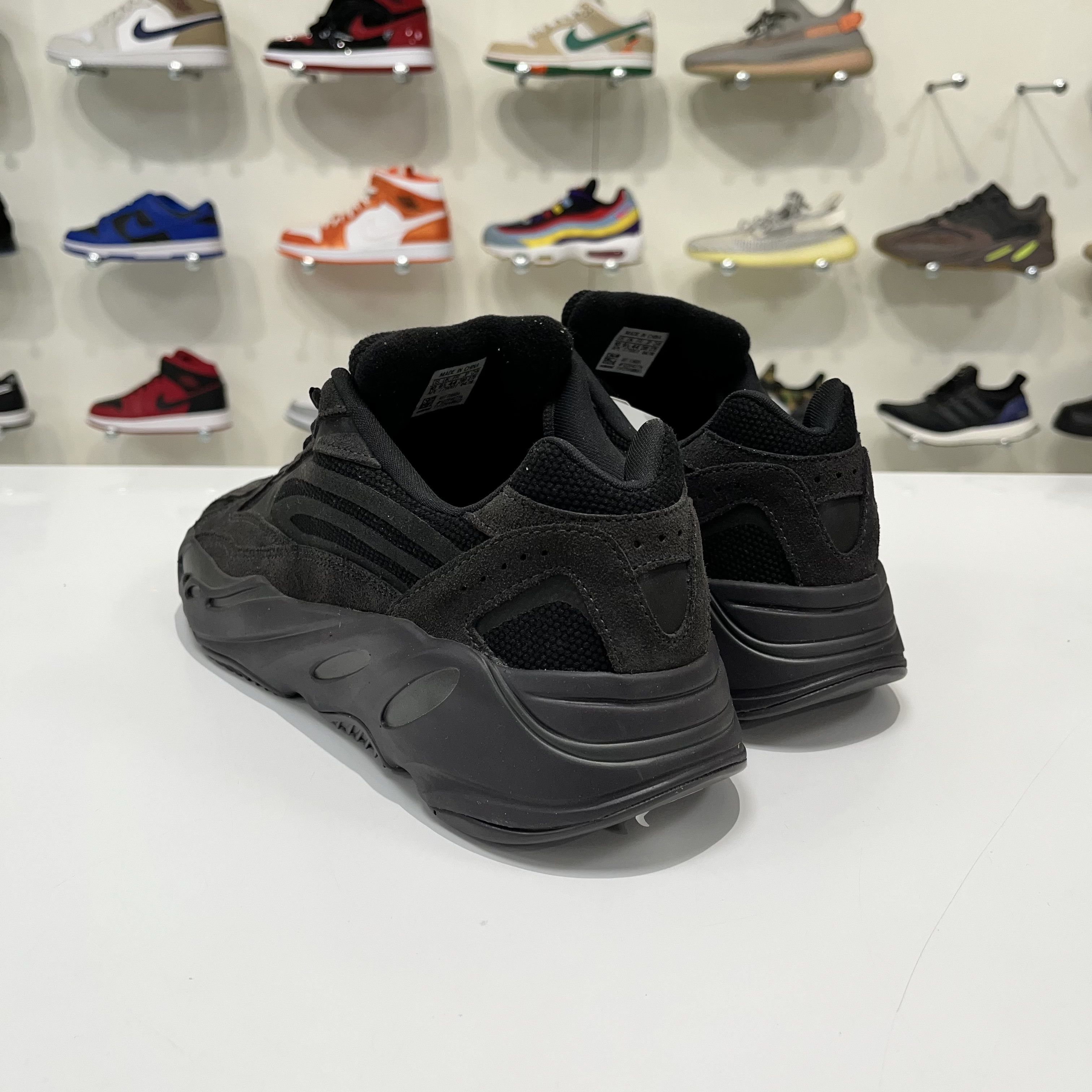 Adidas Adidas Yeezy Boost 700 V2 Vanta Size US 10 / EU 43 - 4 Thumbnail