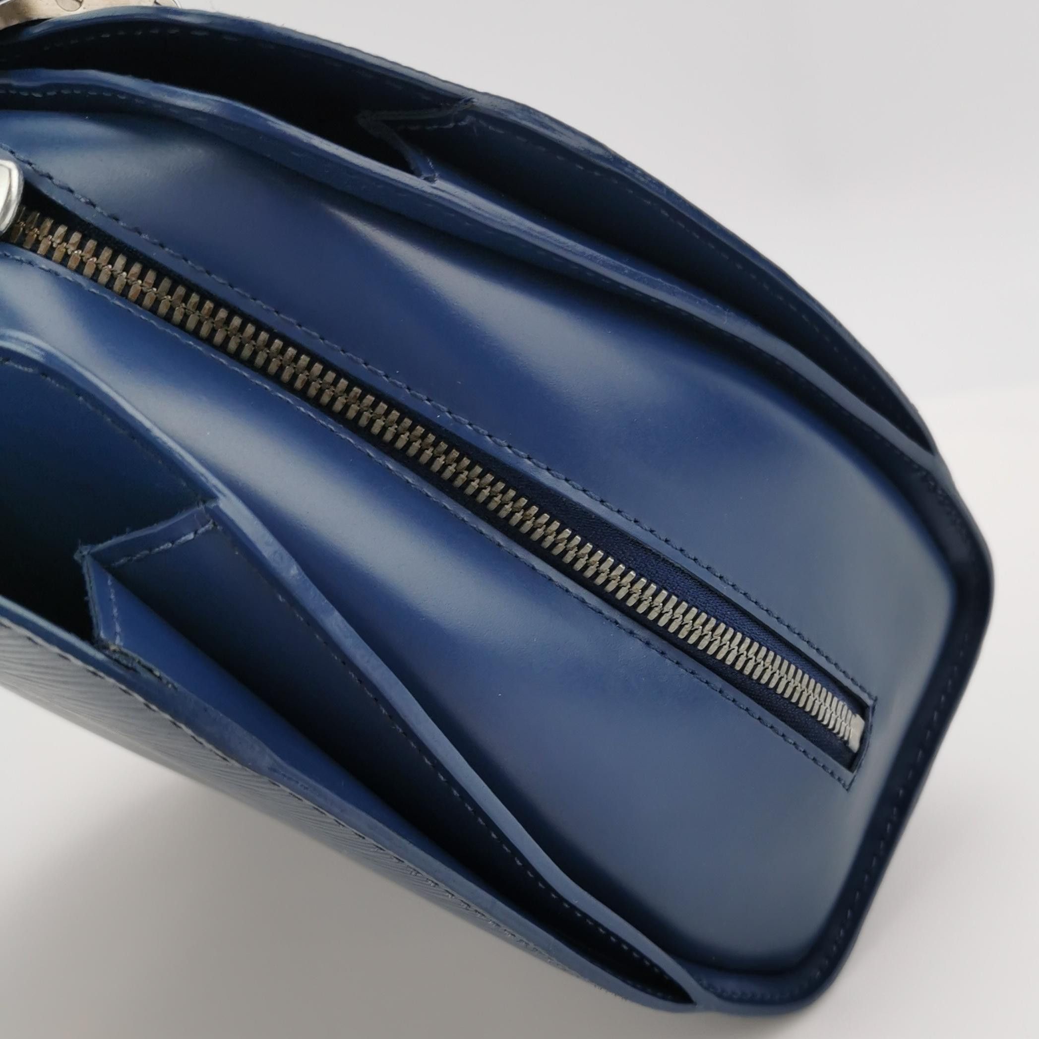 Louis Vuitton Louis Vuitton (LV) Pont Neuf leather solid color water ripp Size ONE SIZE - 3 Thumbnail