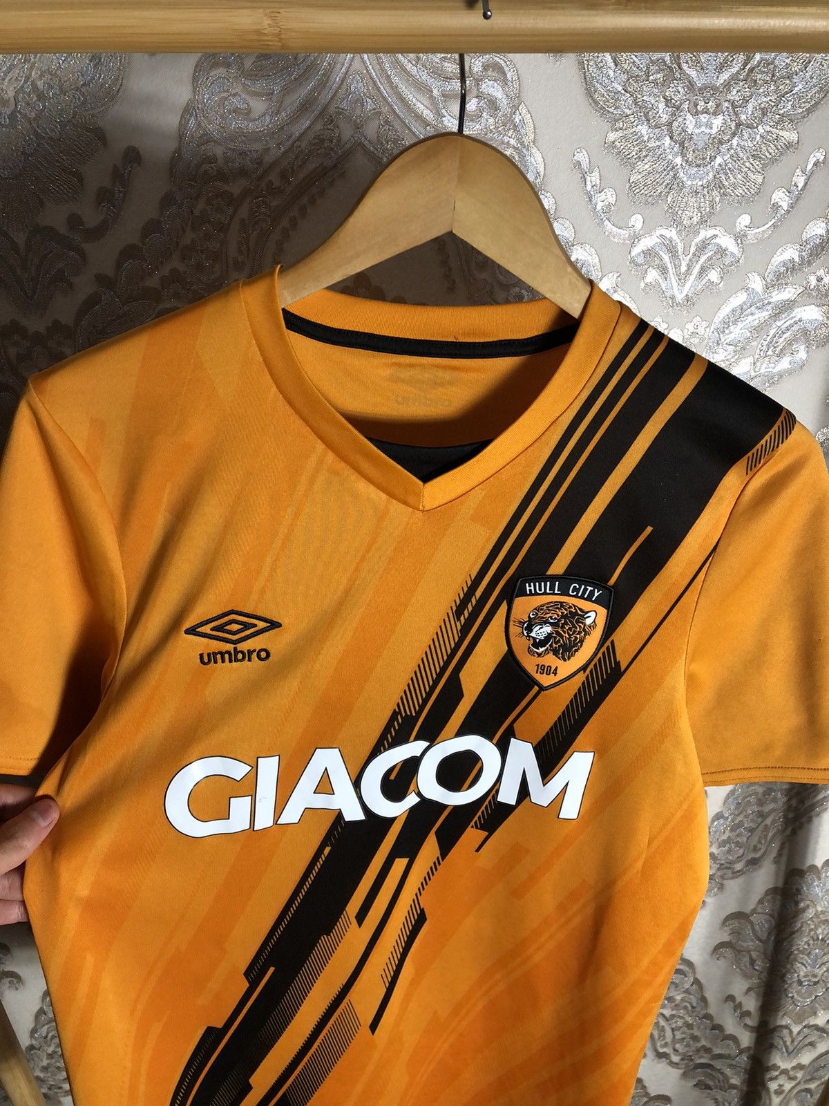 Umbro VINTAGE UMBRO FC HULL CITY ENGLAND SOCCER JERSEY BLOKE Y2K Size US S / EU 44-46 / 1 - 2 Thumbnail
