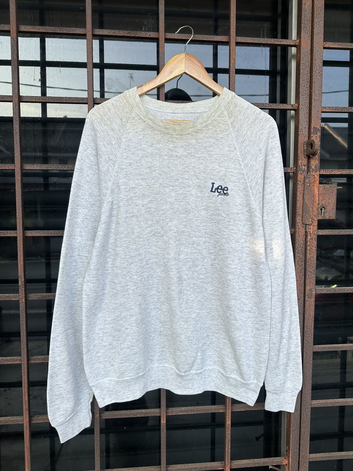Vintage Vintage Lee THRASHED Plain Crewneck Size US L / EU 52-54 / 3 - 4 Thumbnail