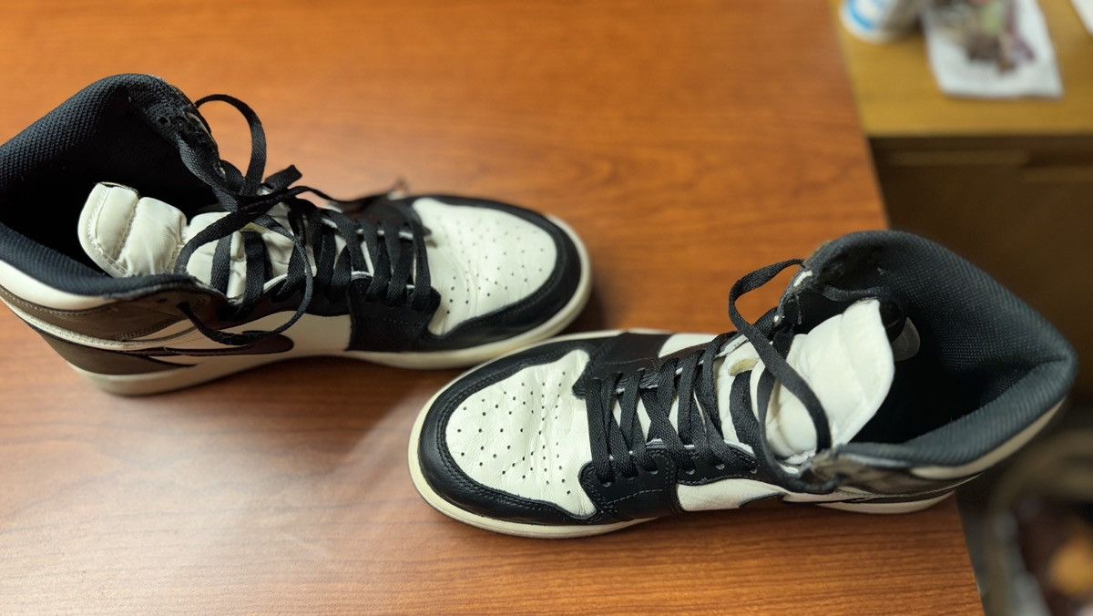 Jordan Brand Jordan 1 Dark Mocha Size US 10.5 / EU 43-44 - 2 Thumbnail