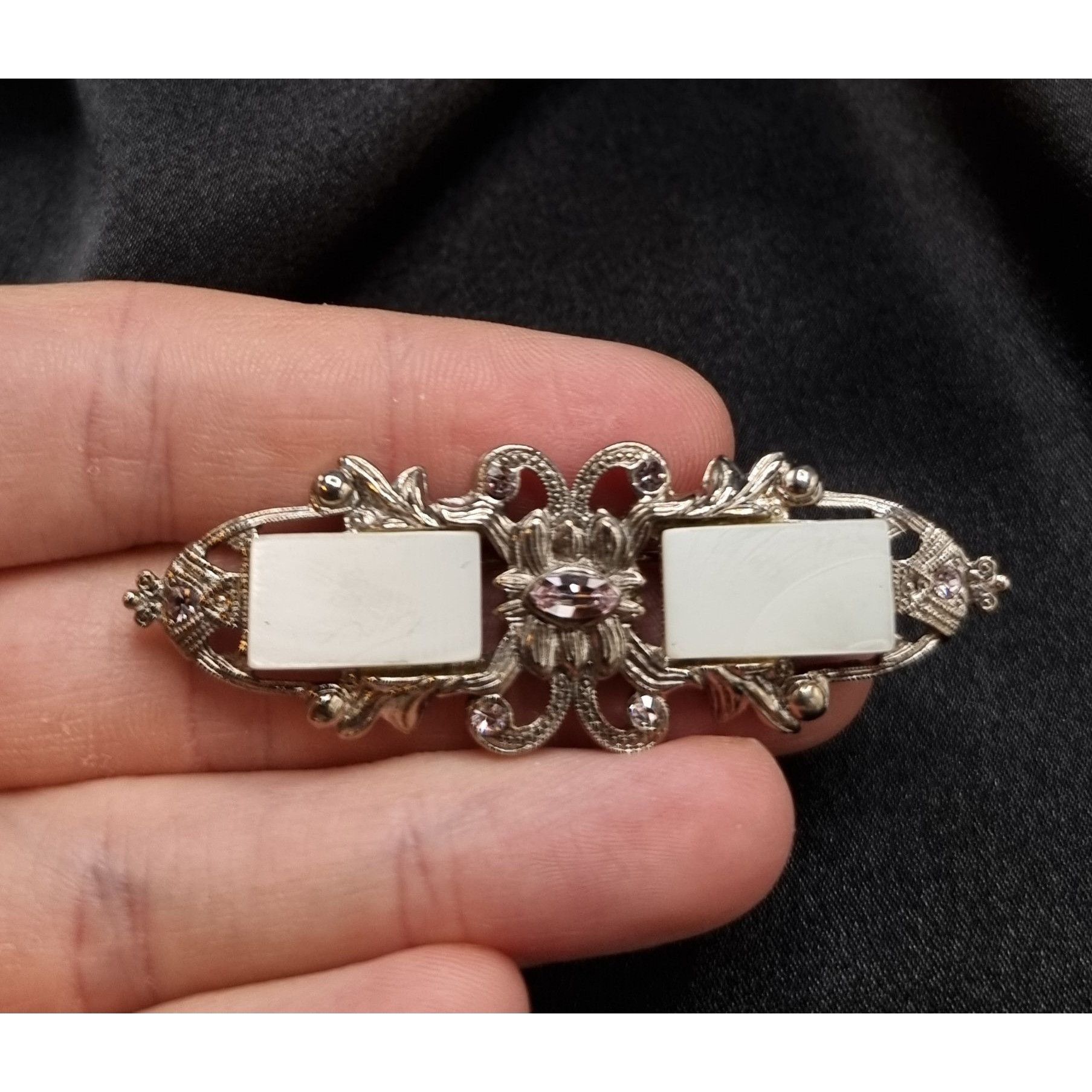 Vintage Vintage 1928 Ornate Silver-Tone Brooch With Faux Pearl Size ONE SIZE - 4 Thumbnail