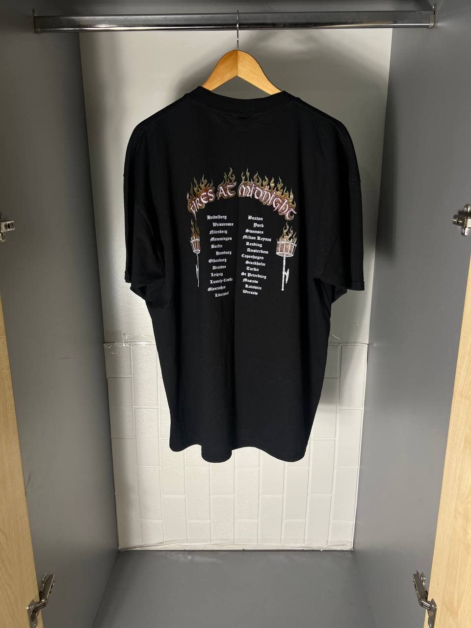 Band Tees VINTAGE FIRES AT MIDNIGHT WORLD TOUR ROCK T-SHIRT METAL 90s Size US XL / EU 56 / 4 - 10 Thumbnail